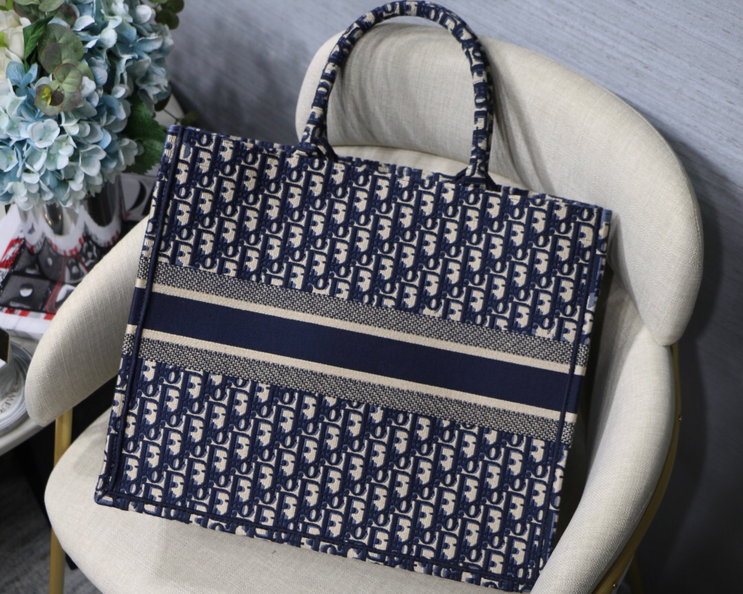 D10r Canvas Book Tote 41.5cm