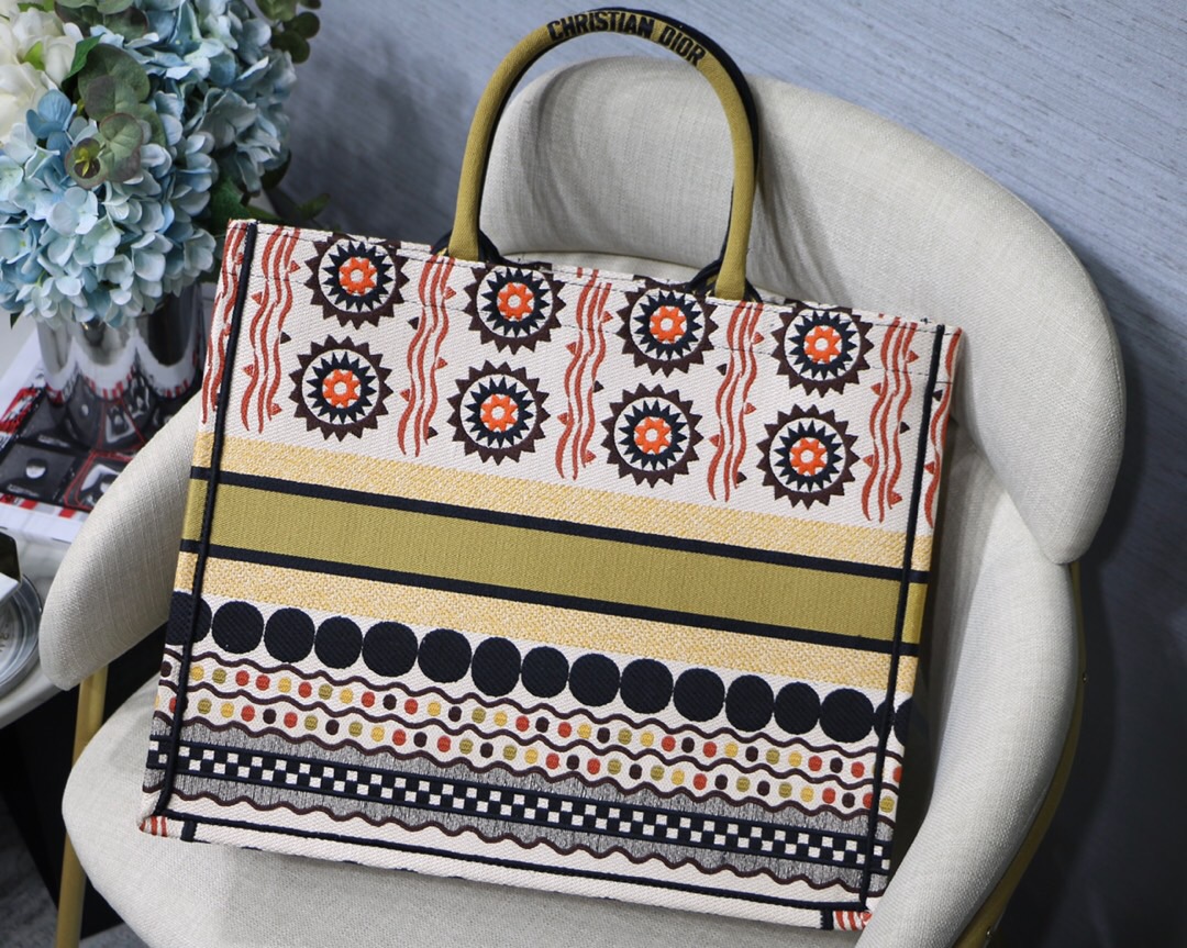 D10r Multicolor Canvas Book Tote Bagsaa