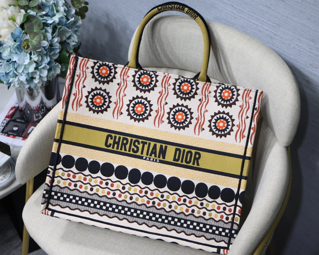 D10r Multicolor Canvas Book Tote Bagsaa