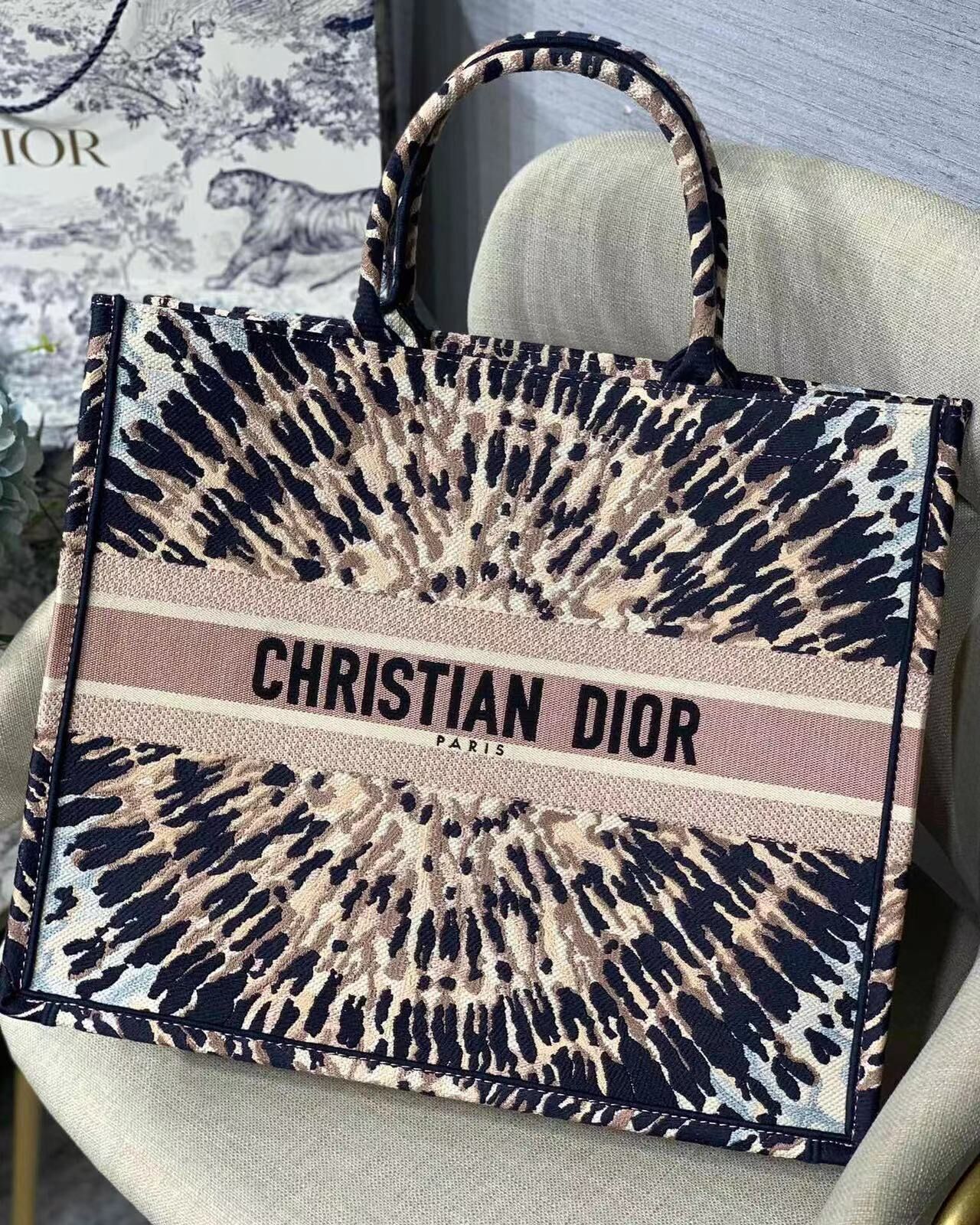 D10r Book Tote bag 41.5cm