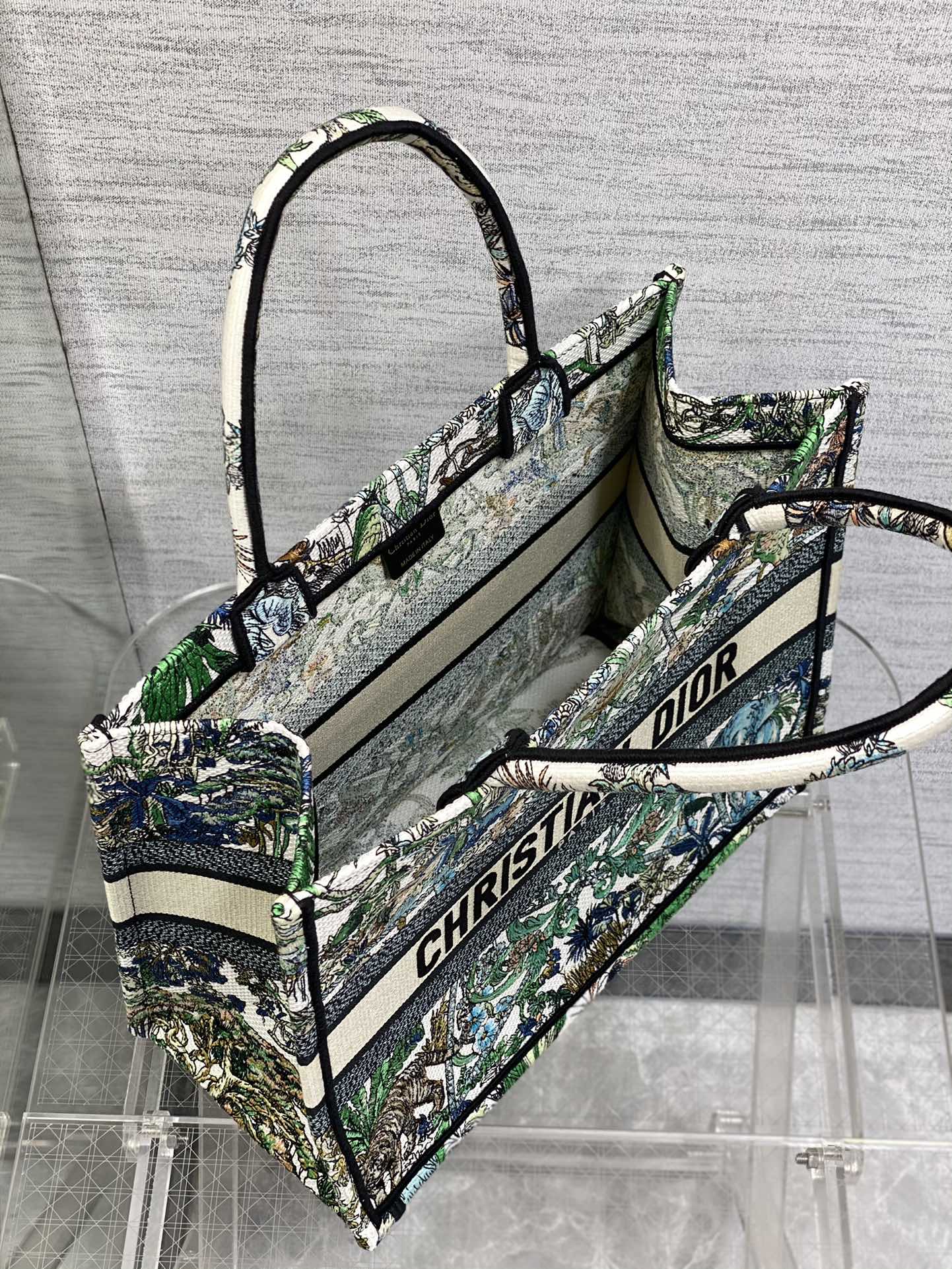 Bagsaaa D10r Book Tote Medium White Multicolor Étoile De Voyage Embroidery - 36 x 27.5 x 16.5 cm