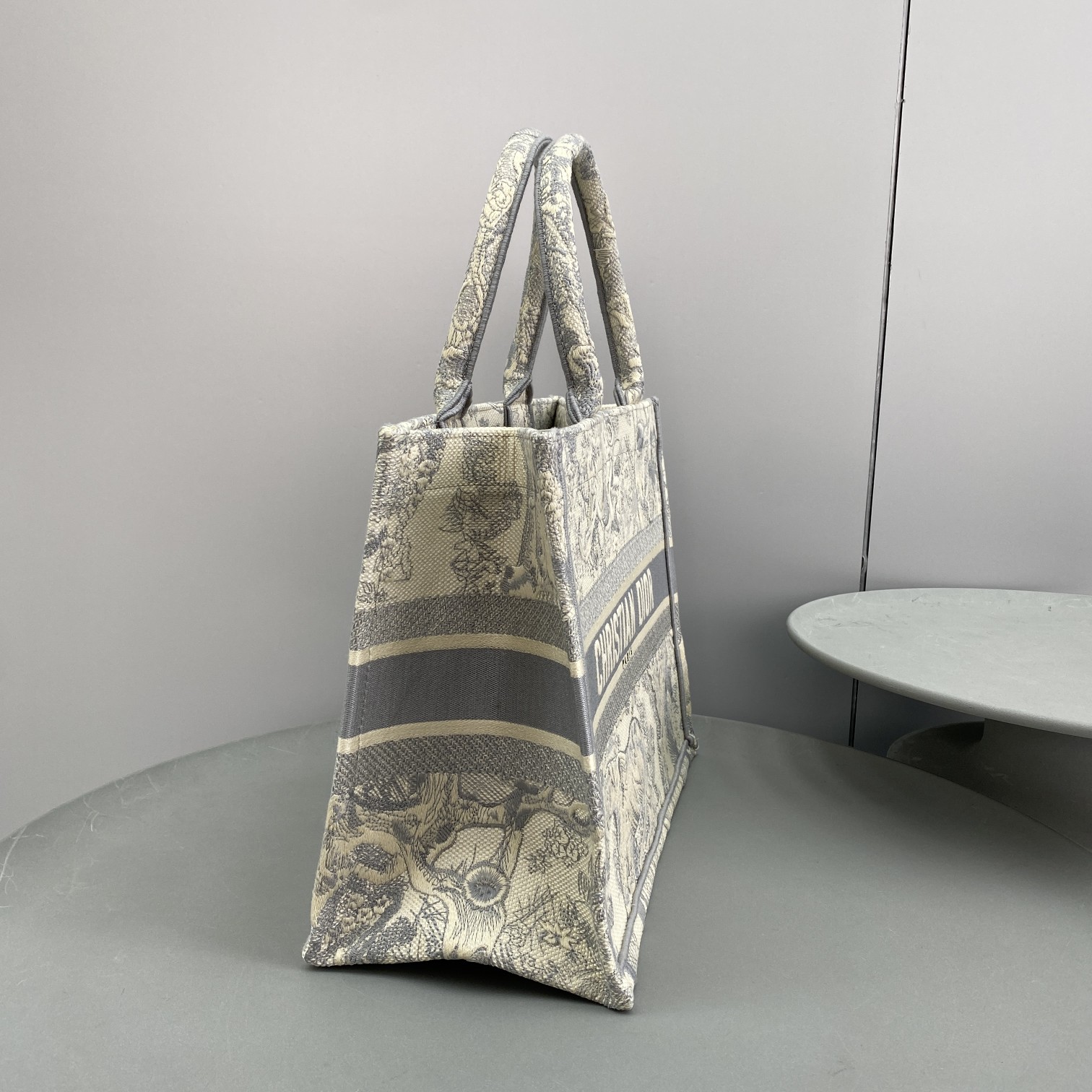 Bagsaaa D10r Book Tote Medium Ecru and Gray Toile de Jouy Embroider - 36 x 27.5 x 16.5 cm