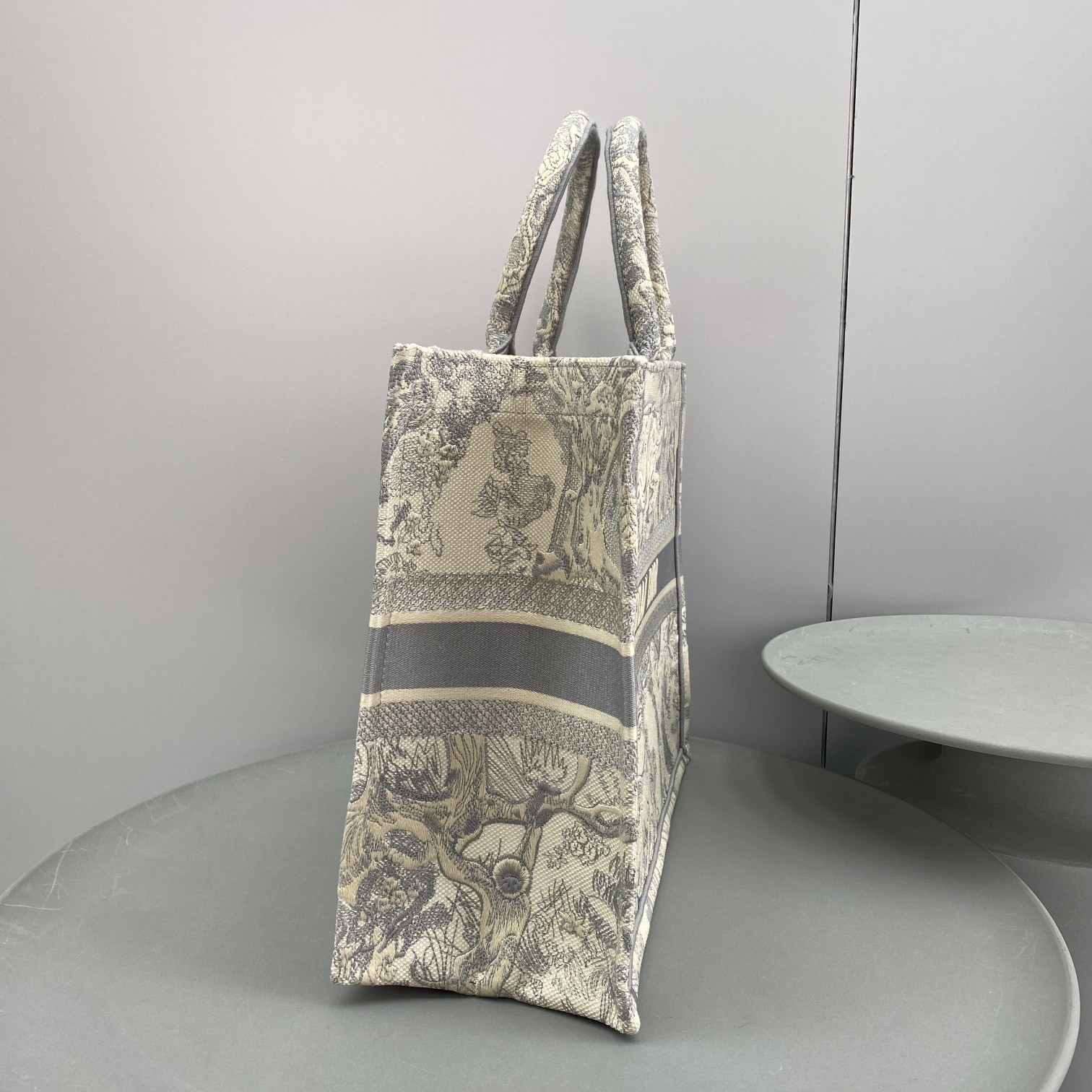 Bagsaaa D10r Book Tote Large Ecru and Gray Toile de Jouy Embroider - 42 x 35 x 18.5 cm