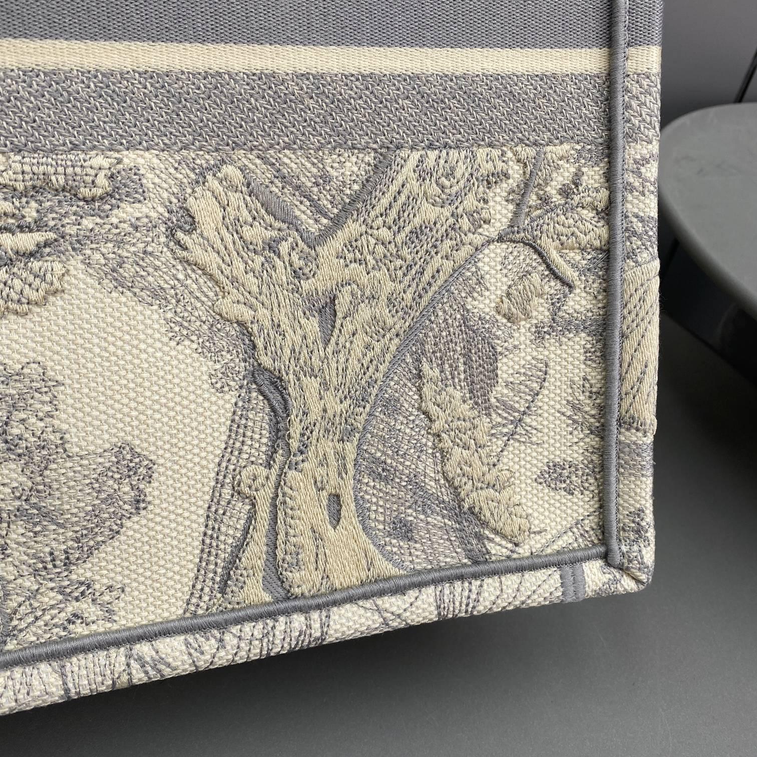Bagsaaa D10r Book Tote Large Ecru and Gray Toile de Jouy Embroider - 42 x 35 x 18.5 cm