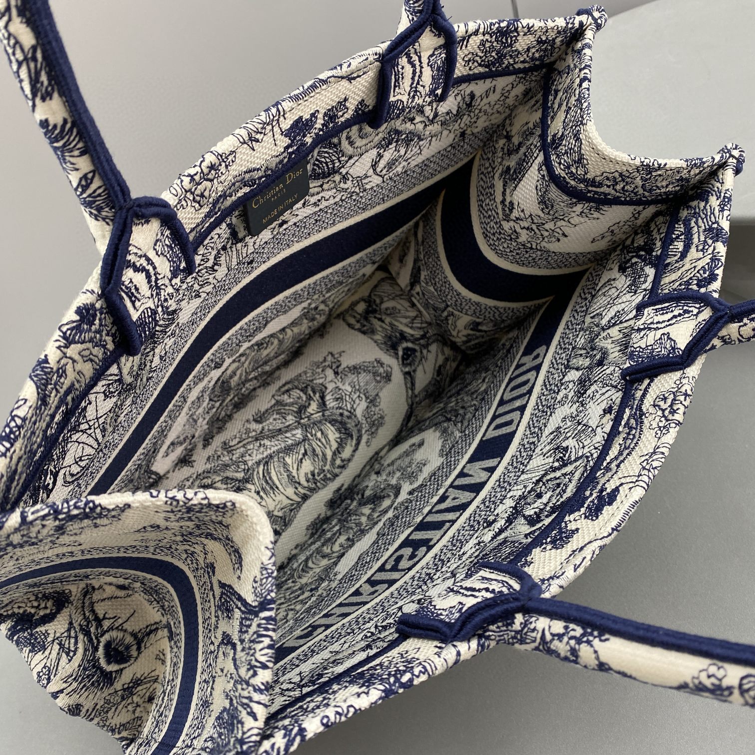 Bagsaaa D10r Book Tote Medium Blue Toile de Jouy Embroider - 36 x 27.5 x 16.5 cm