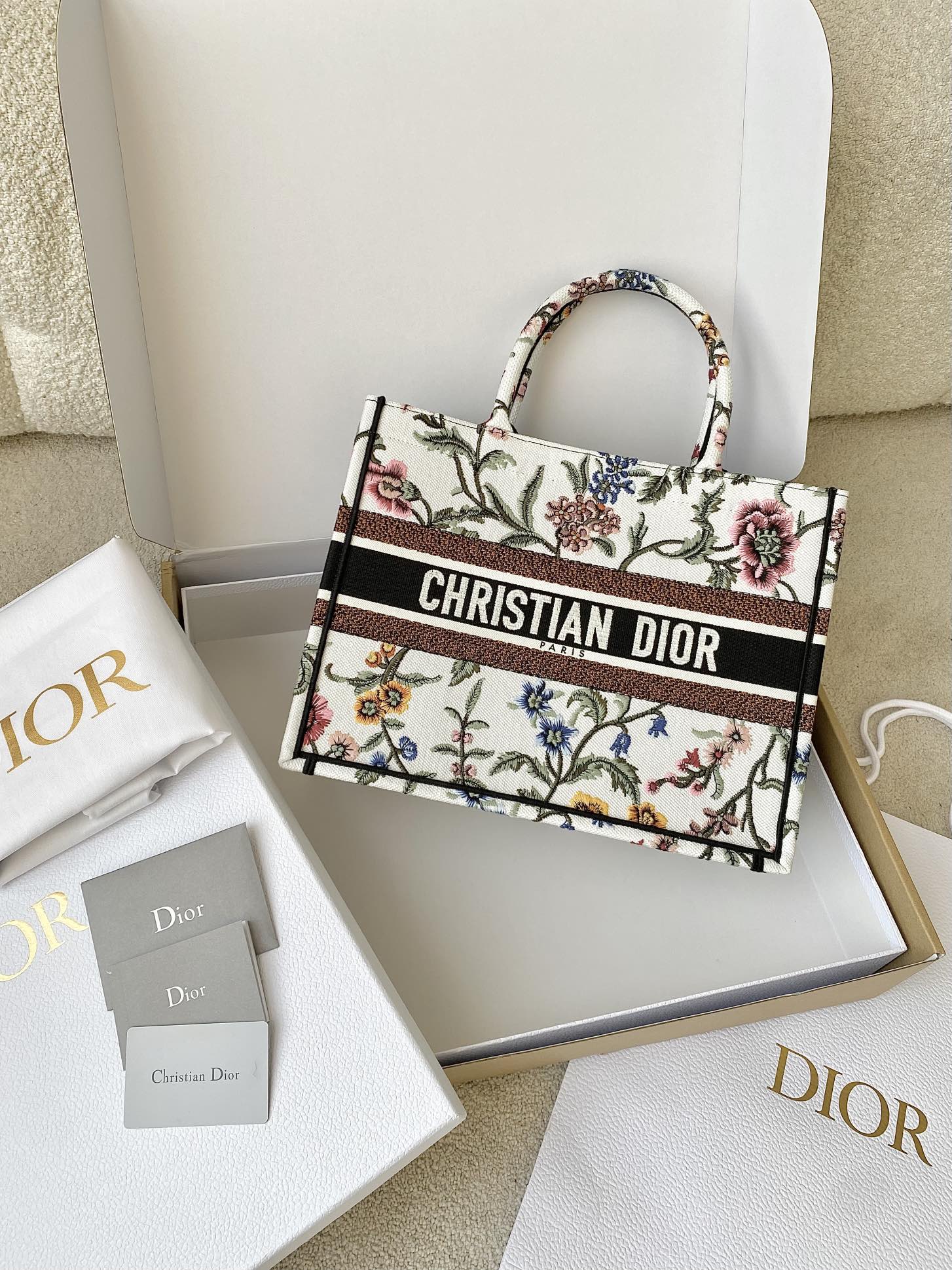 Bagsaaa D10r Book Tote Medium White Multicolor D10r Petites Fleurs Embroidery - 36 x 27.5 x 16.5 cm