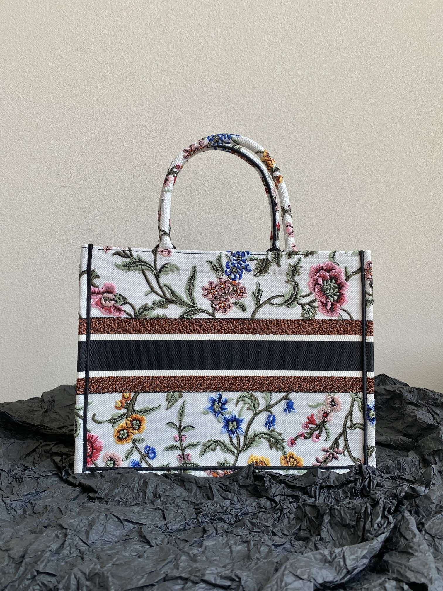 Bagsaaa D10r Book Tote Medium White Multicolor D10r Petites Fleurs Embroidery - 36 x 27.5 x 16.5 cm