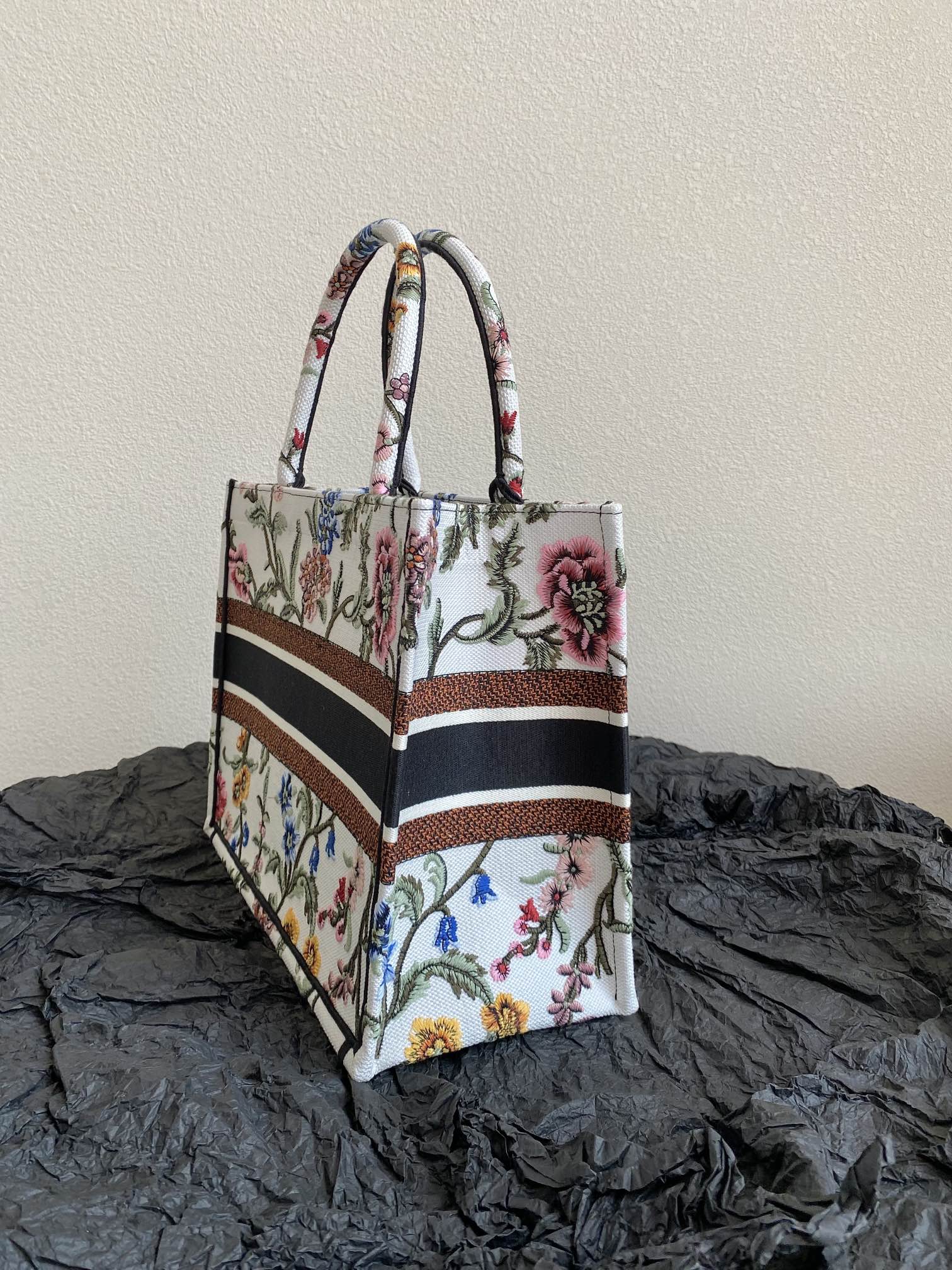 Bagsaaa D10r Book Tote Medium White Multicolor D10r Petites Fleurs Embroidery - 36 x 27.5 x 16.5 cm