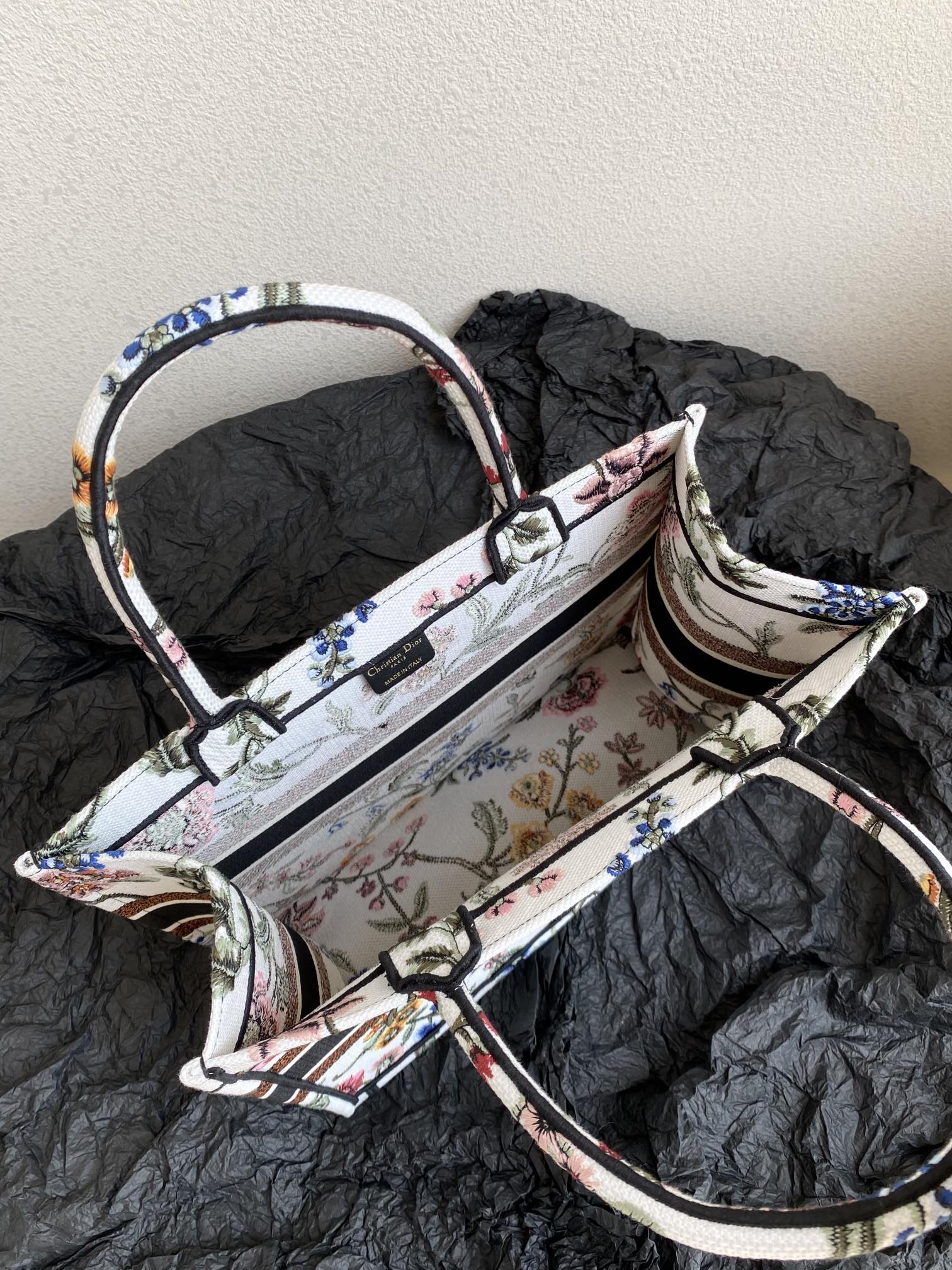 Bagsaaa D10r Book Tote Medium White Multicolor D10r Petites Fleurs Embroidery - 36 x 27.5 x 16.5 cm