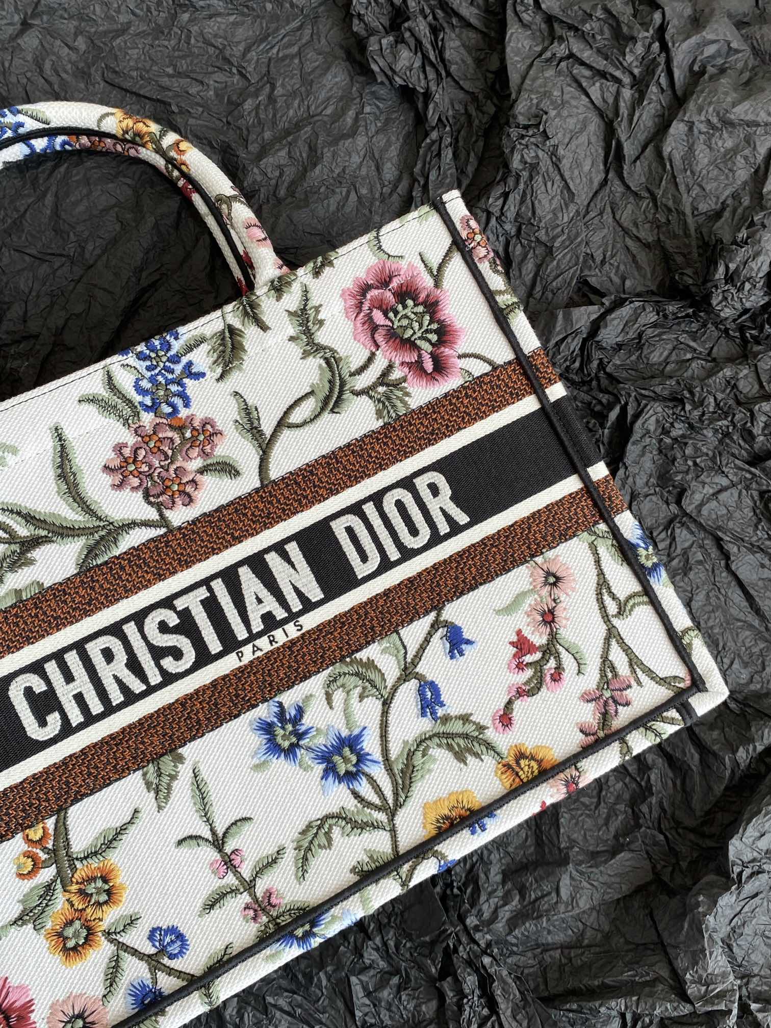 Bagsaaa D10r Book Tote Medium White Multicolor D10r Petites Fleurs Embroidery - 36 x 27.5 x 16.5 cm
