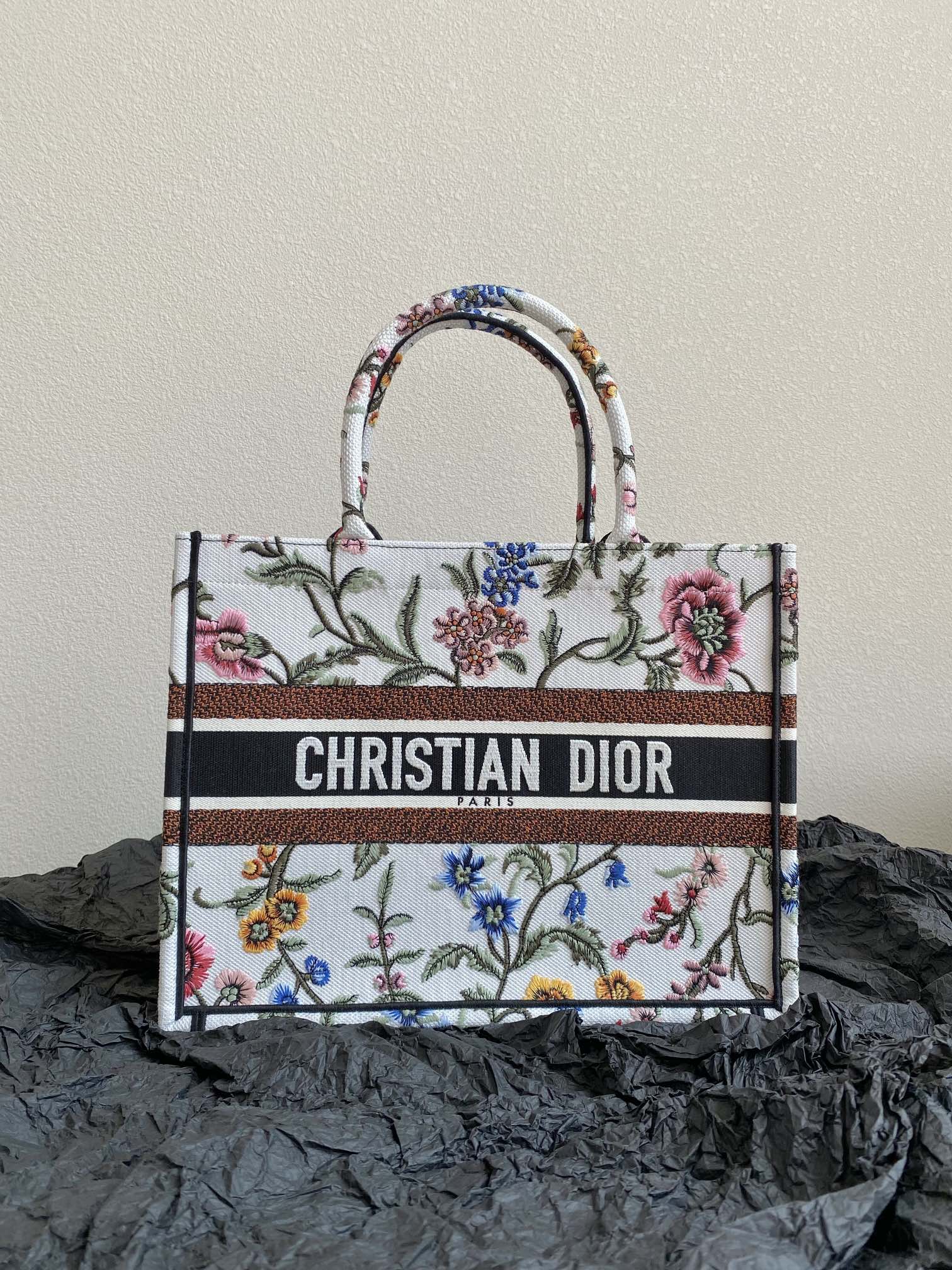 Bagsaaa D10r Book Tote Medium White Multicolor D10r Petites Fleurs Embroidery - 36 x 27.5 x 16.5 cm