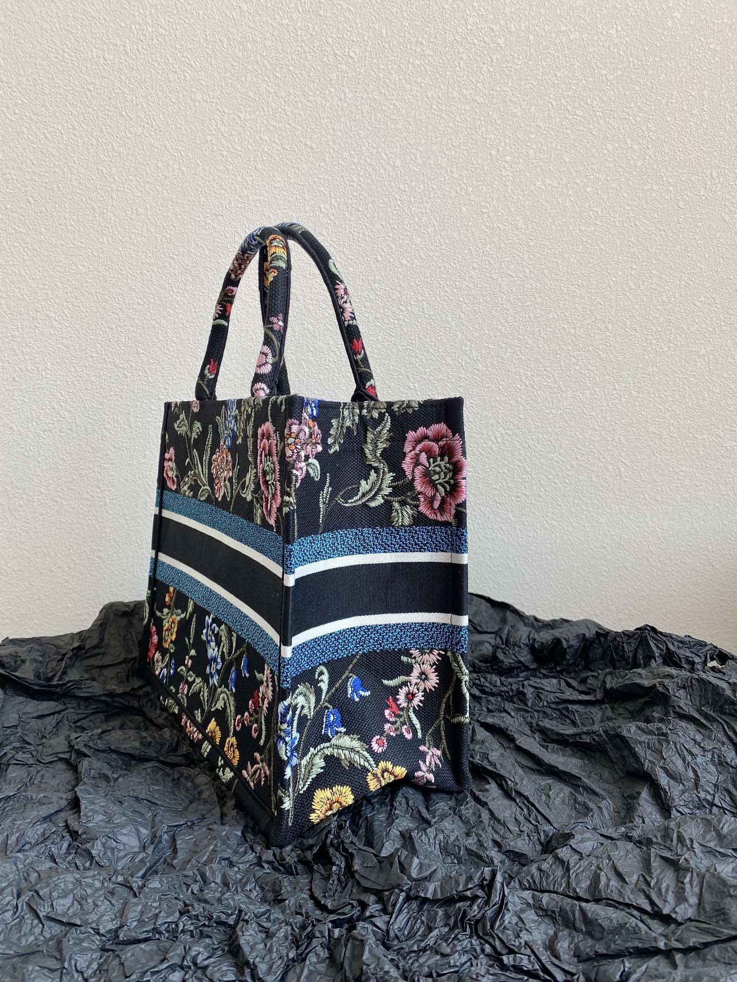Bagsaaa D10r Book Tote Medium Black Multicolor D10r Petites Fleurs Embroidery - 36 x 27.5 x 16.5 cm