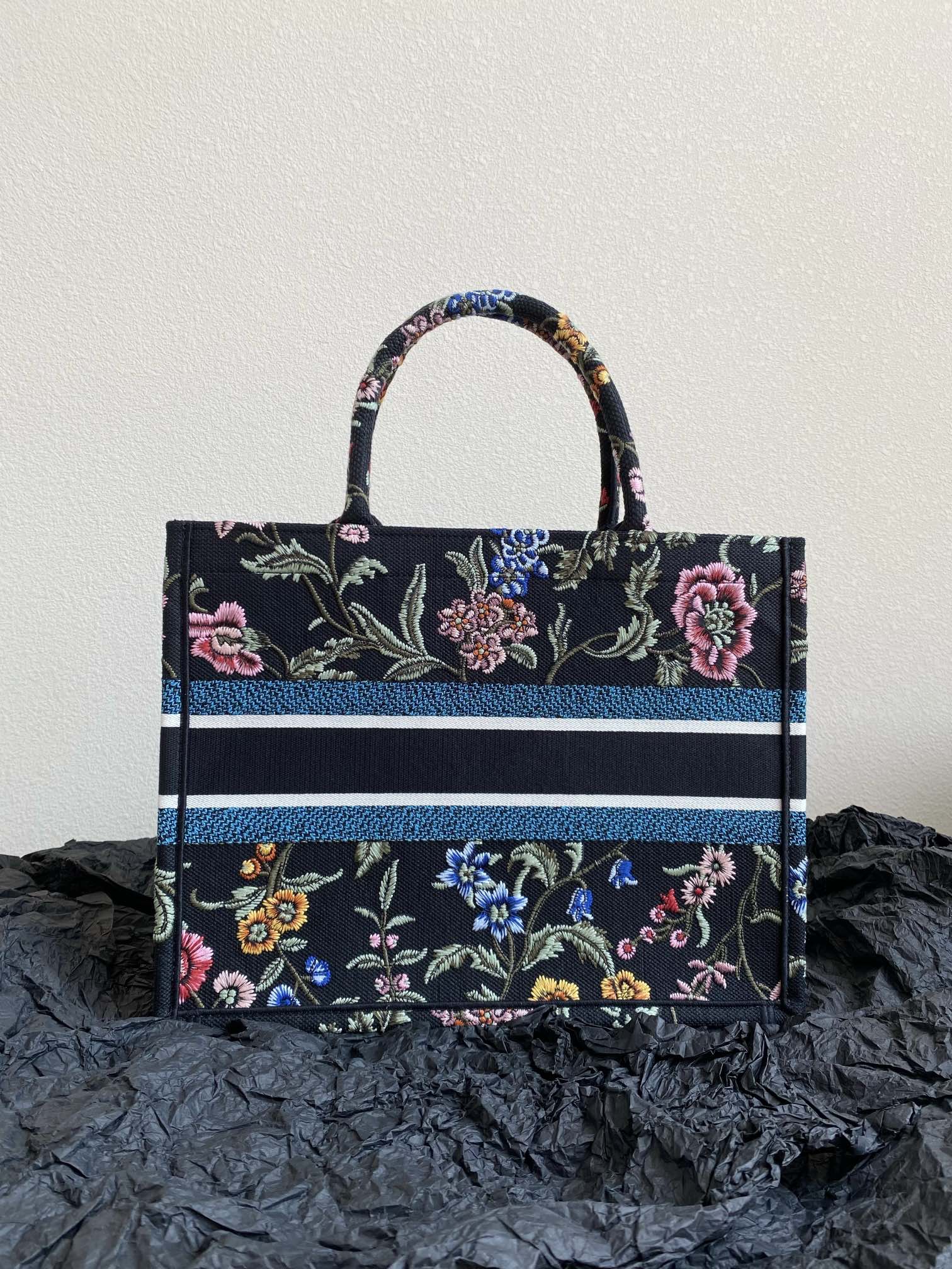 Bagsaaa D10r Book Tote Medium Black Multicolor D10r Petites Fleurs Embroidery - 36 x 27.5 x 16.5 cm
