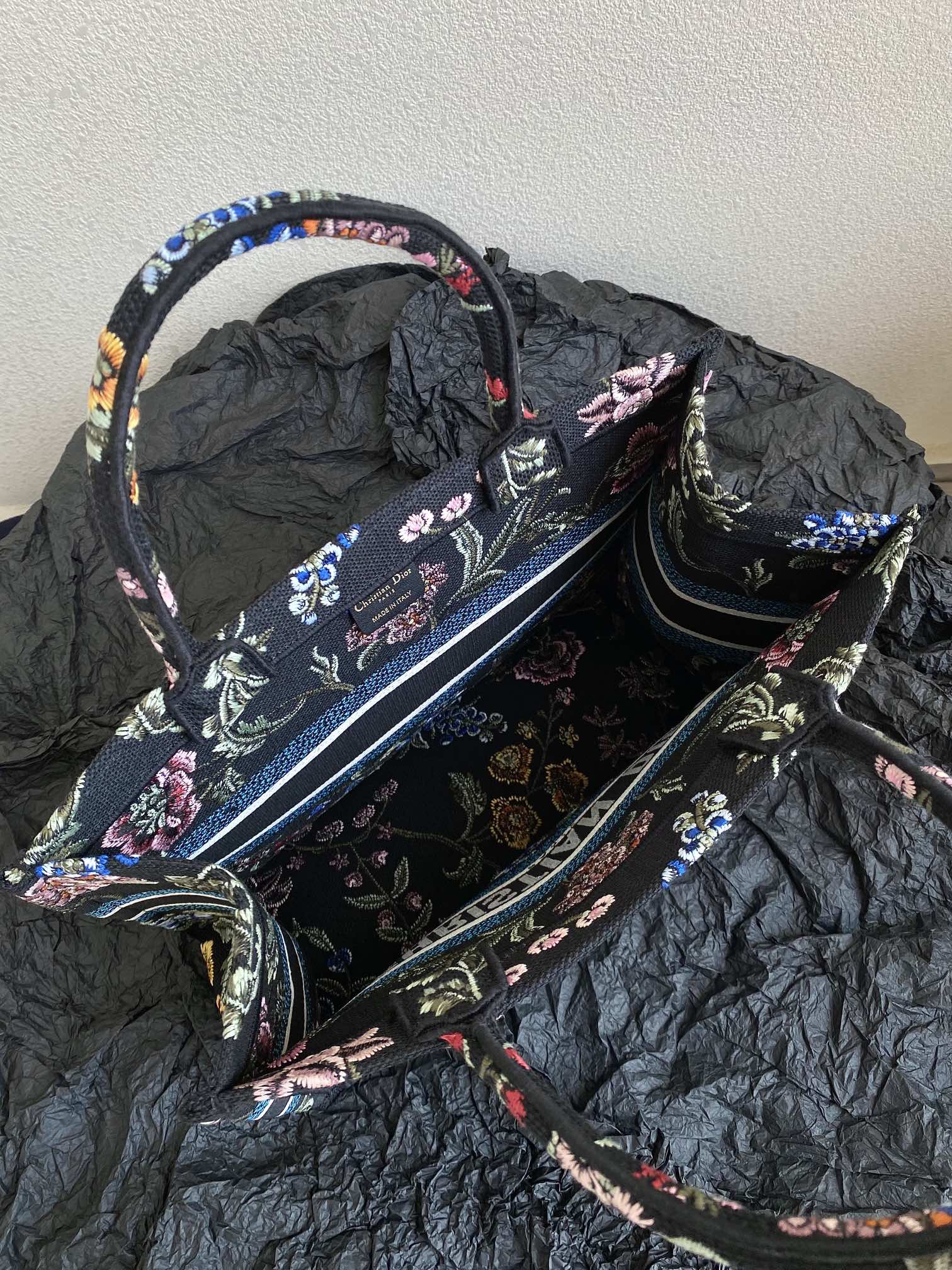 Bagsaaa D10r Book Tote Medium Black Multicolor D10r Petites Fleurs Embroidery - 36 x 27.5 x 16.5 cm