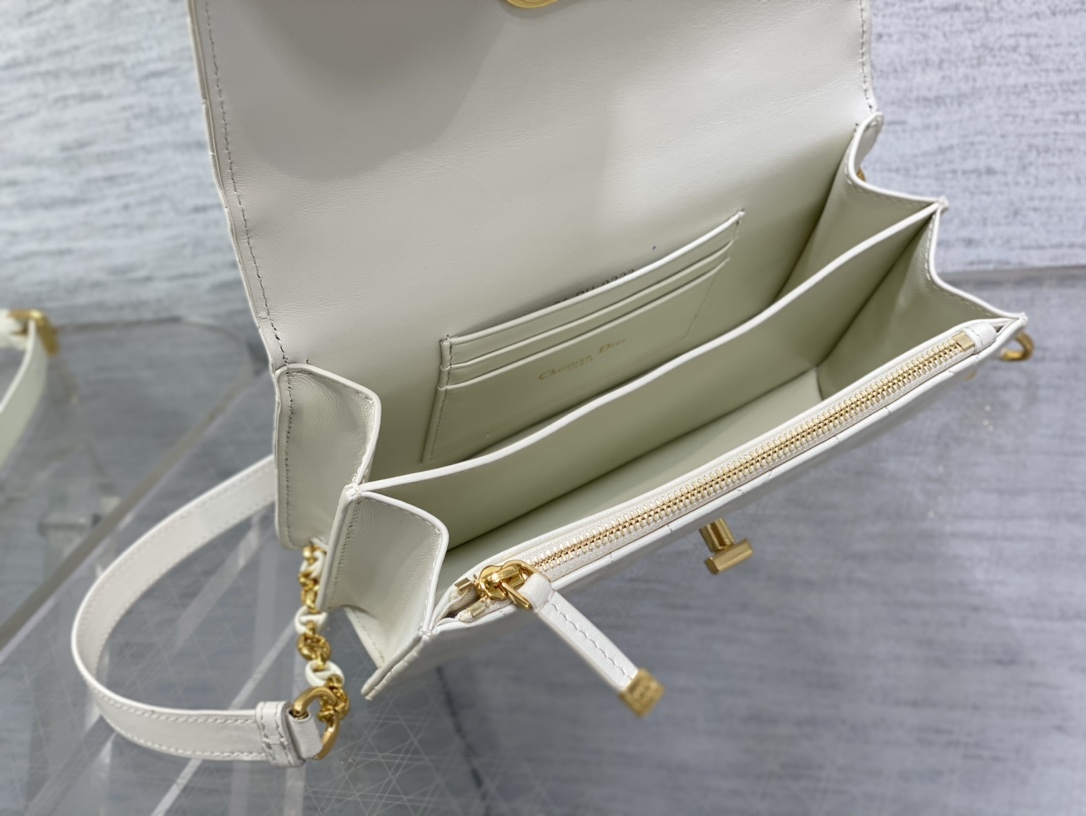 Bagsaaa D10r Miss Caro White Macrocannage Lambskin Bag - 19 x 13 x 5.5 cm
