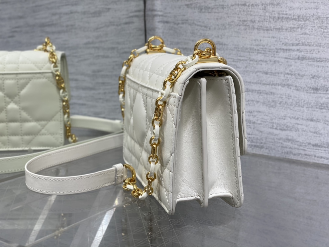 Bagsaaa D10r Miss Caro White Macrocannage Lambskin Bag - 19 x 13 x 5.5 cm