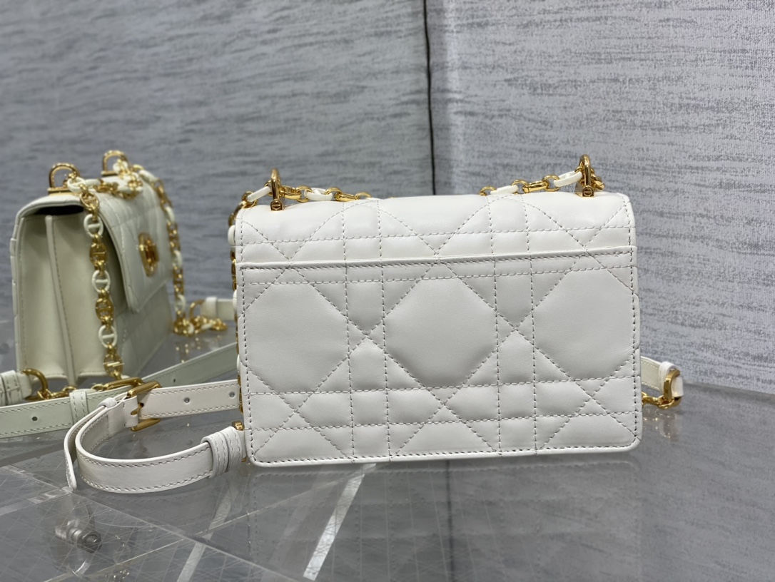 Bagsaaa D10r Miss Caro White Macrocannage Lambskin Bag - 19 x 13 x 5.5 cm