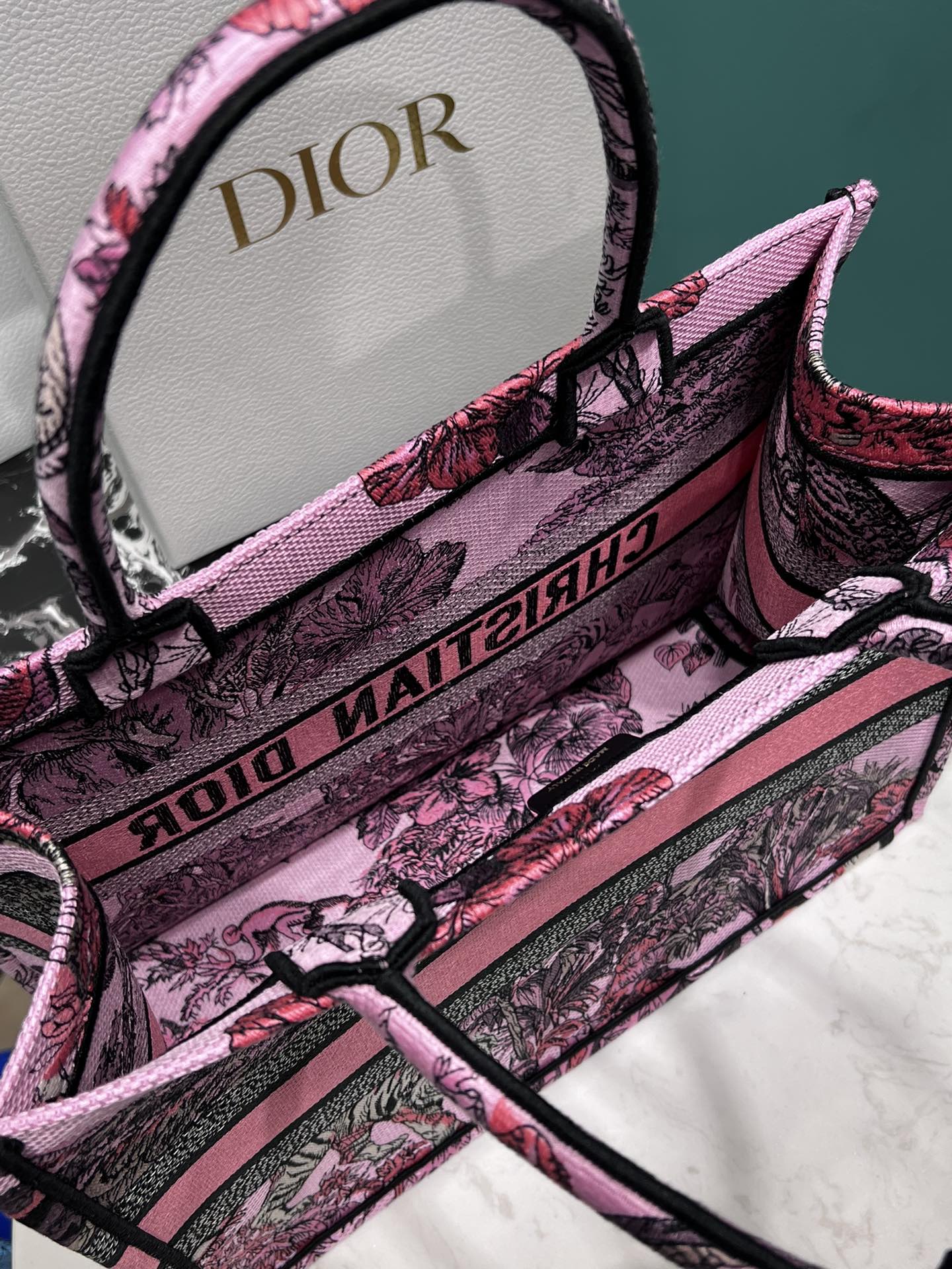 Bagsaaa D10r Book Tote Medium Pink Toile de Jouy Voyage Embroidery - 36 x 27.5 x 16.5 cm