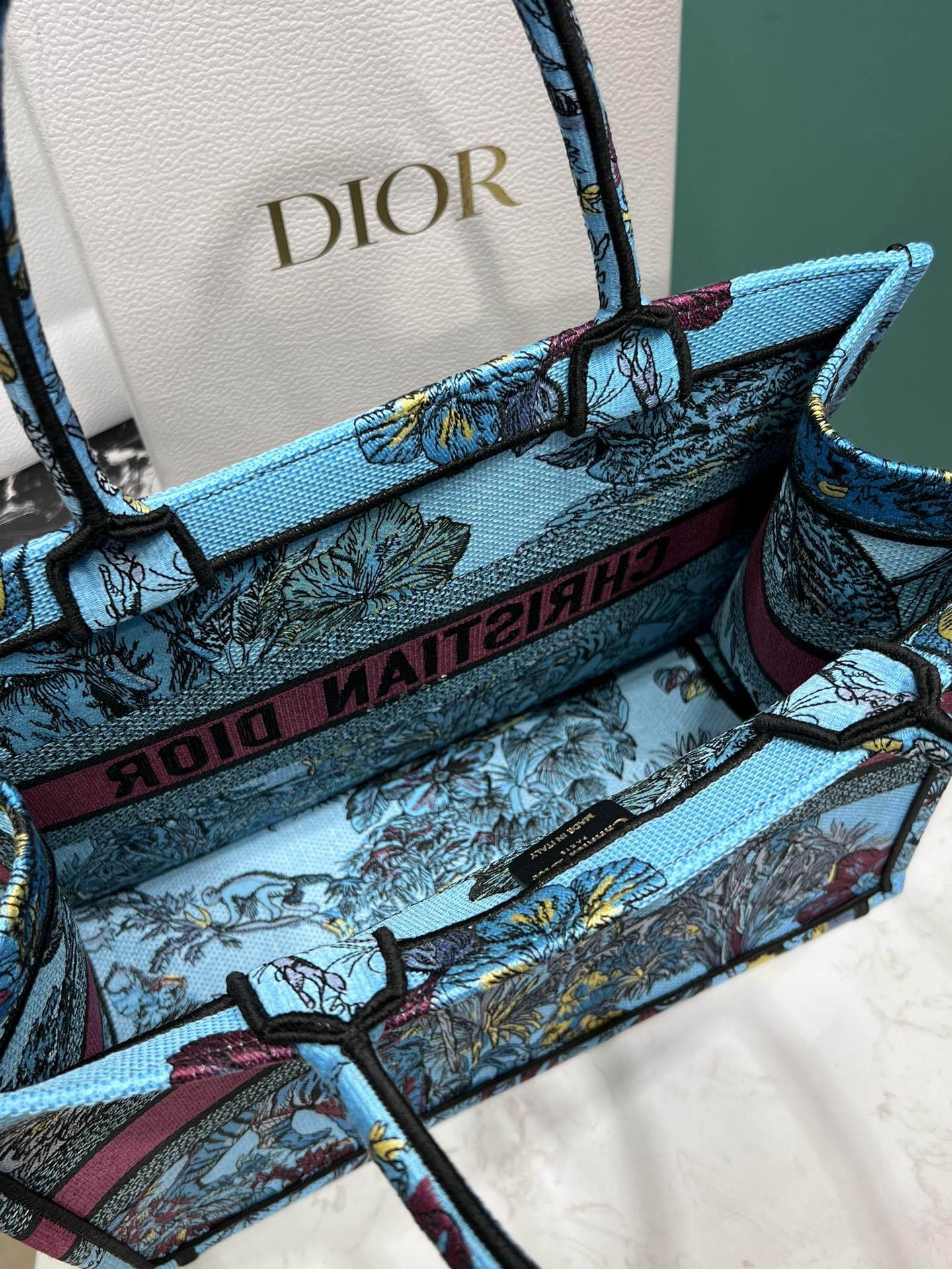 Bagsaaa D10r Book Tote Medium Blue Toile de Jouy Voyage Embroidery - 36 x 27.5 x 16.5 cm