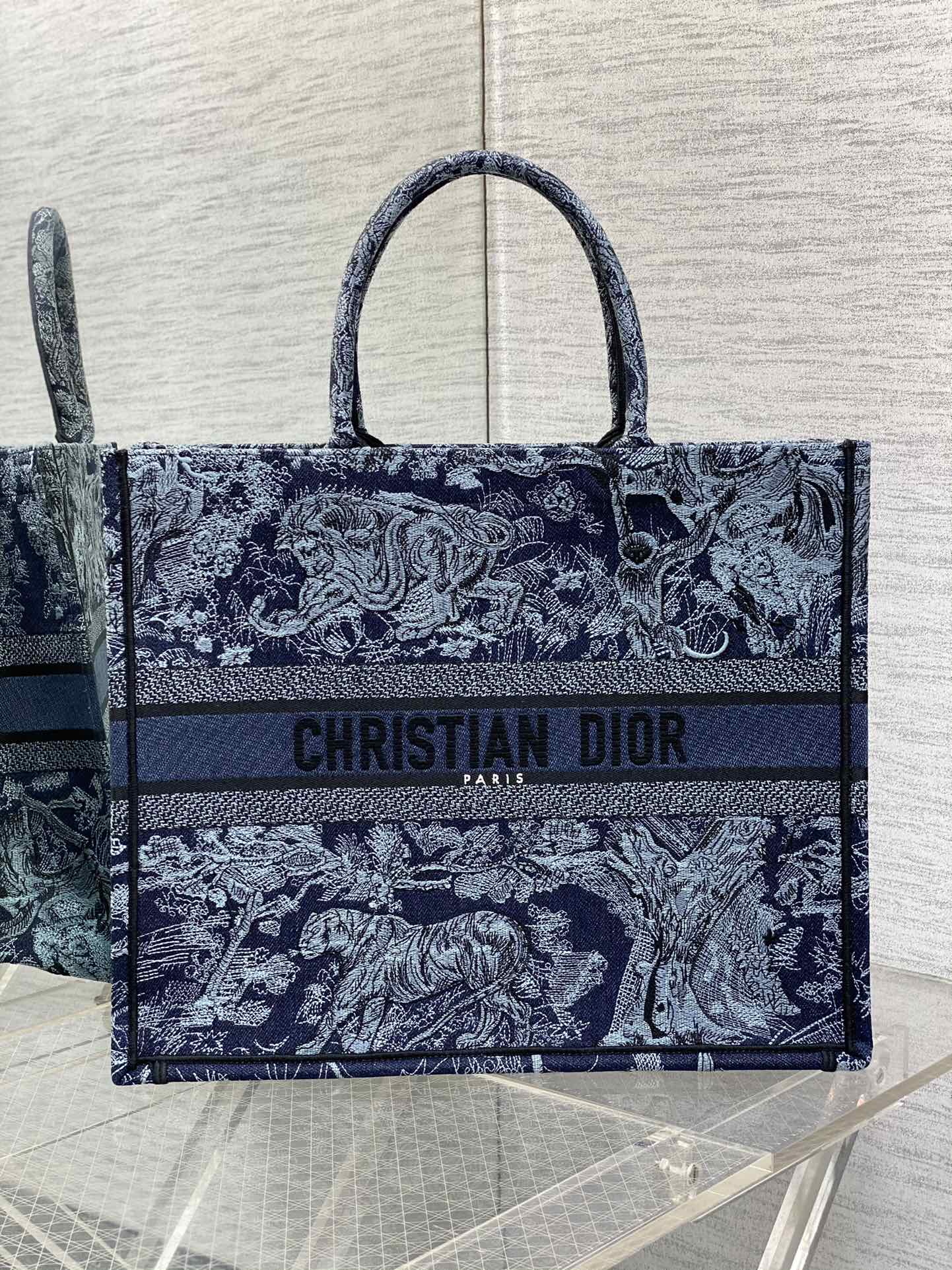 bagsaaa d10r book tote medium De*1m blue toile de jouy embroidery - 41cm