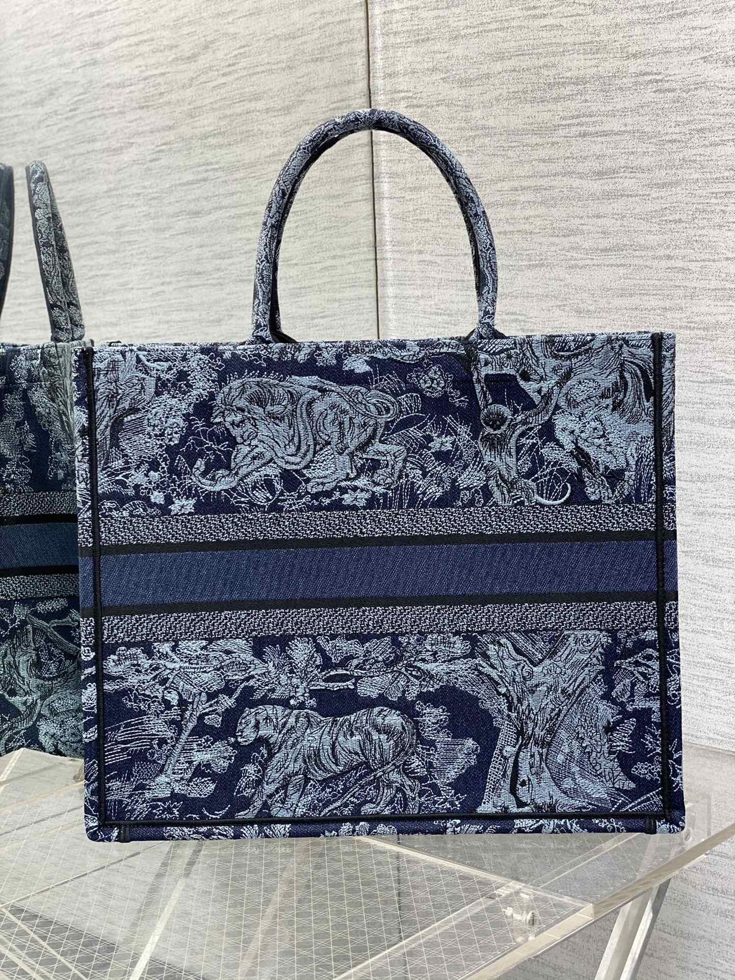 bagsaaa d10r book tote medium De*1m blue toile de jouy embroidery - 41cm