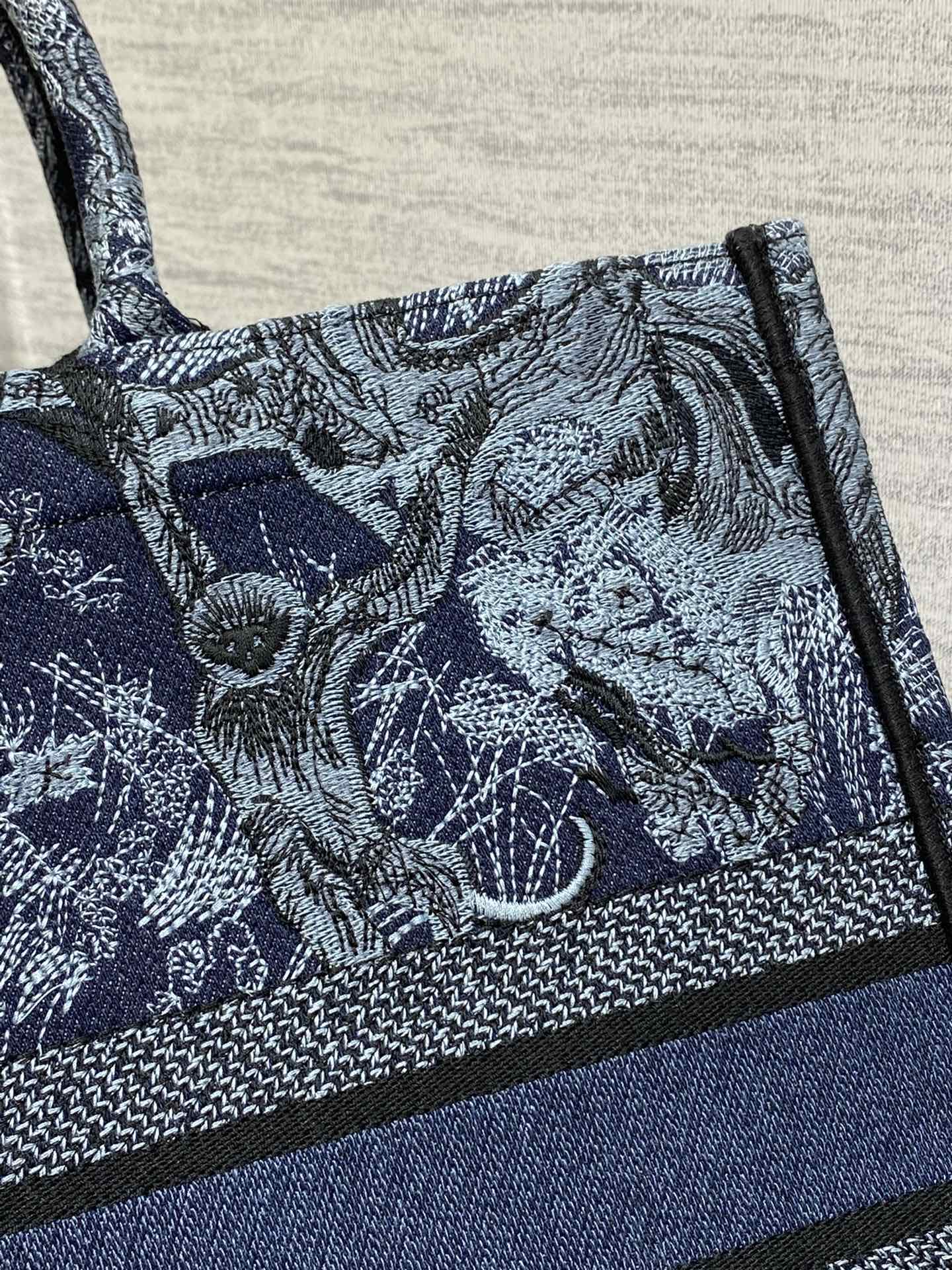 bagsaaa d10r book tote medium De*1m blue toile de jouy embroidery - 41cm
