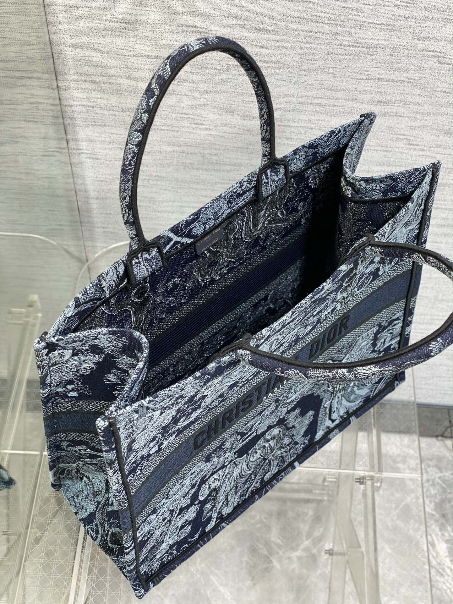 bagsaaa d10r book tote medium De*1m blue toile de jouy embroidery - 41cm