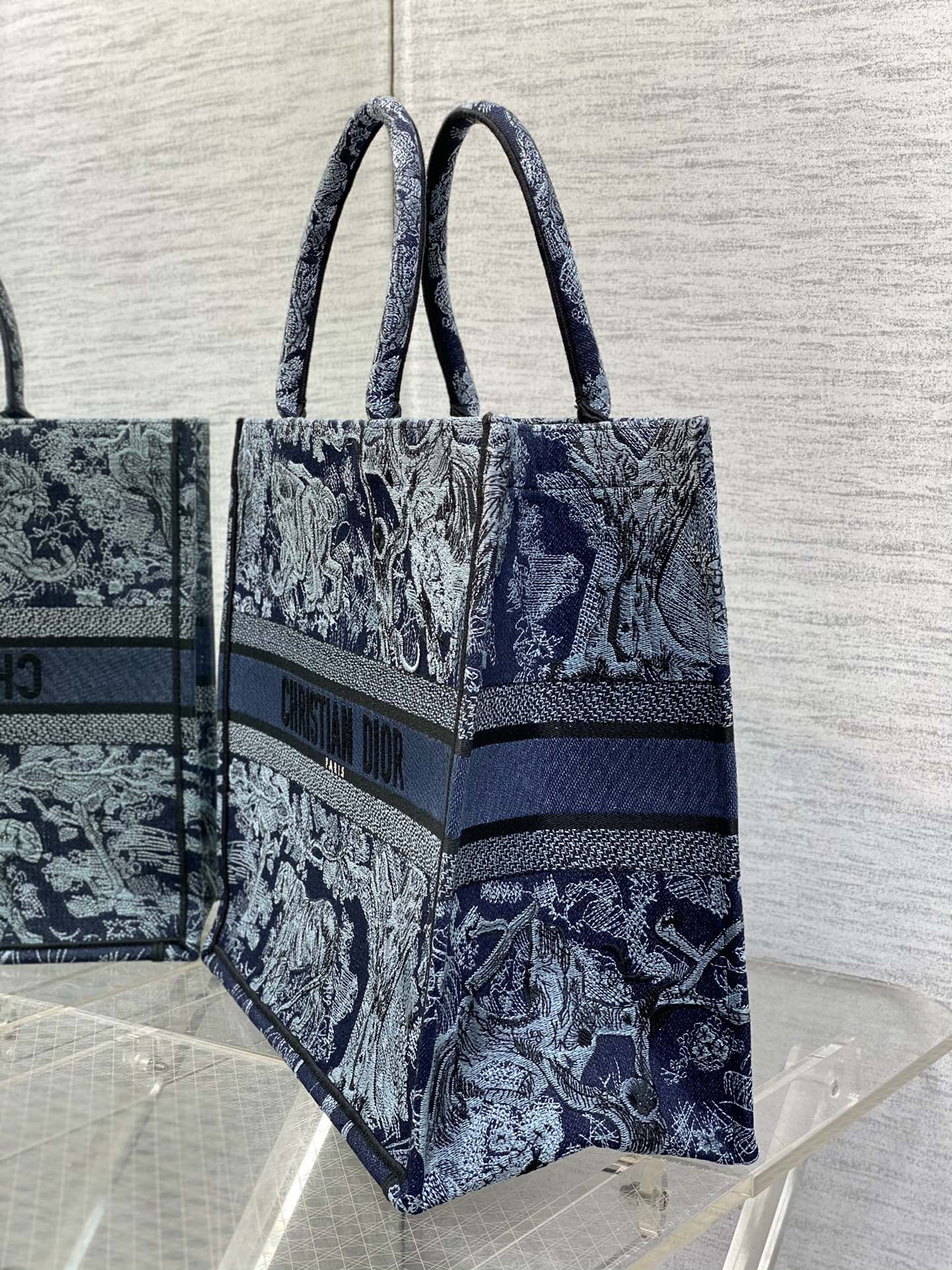 bagsaaa d10r book tote medium De*1m blue toile de jouy embroidery - 41cm