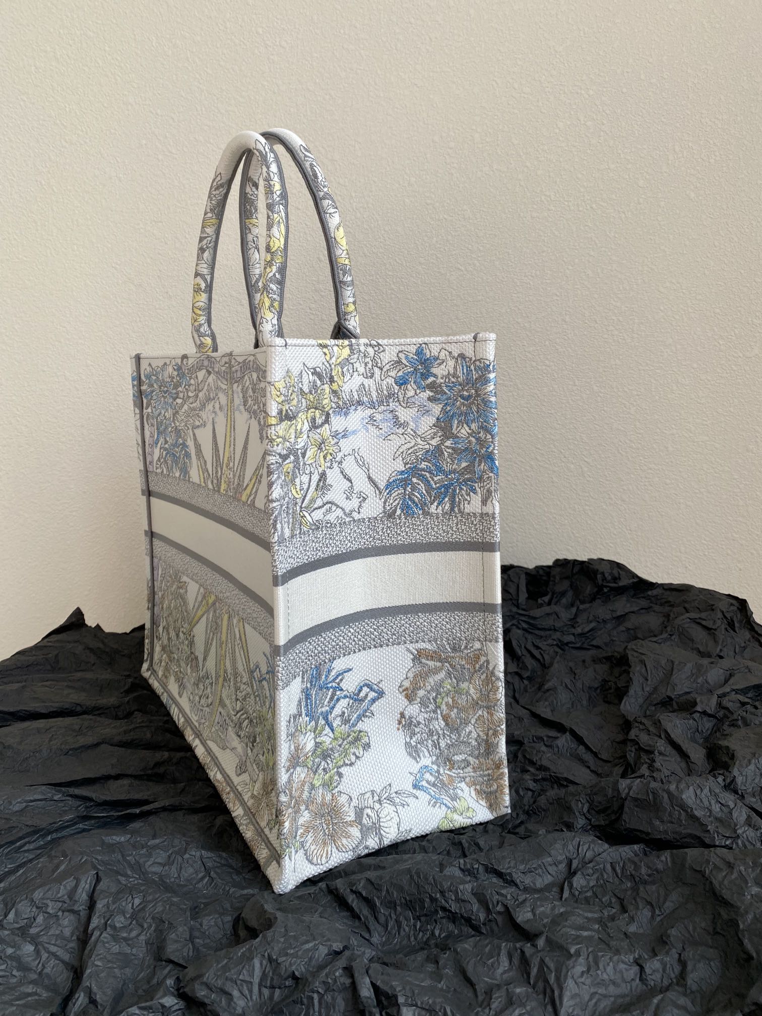 Bagsaaa D10r Book Tote Large Star - 41cm