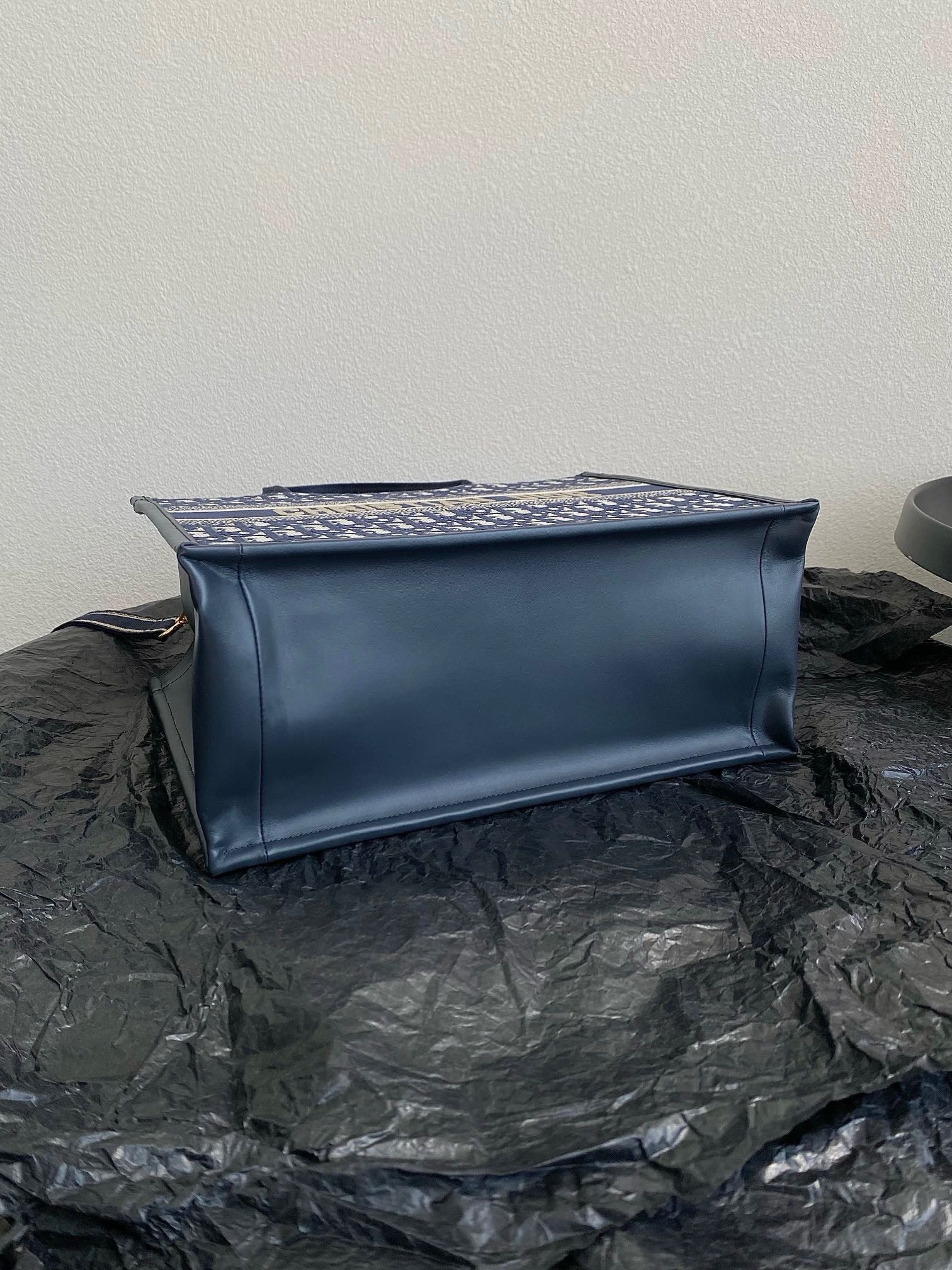 Bagsaaa D10r Medium D10r Book Tote Blue Oblique Embroidery and Calfskin With Strap