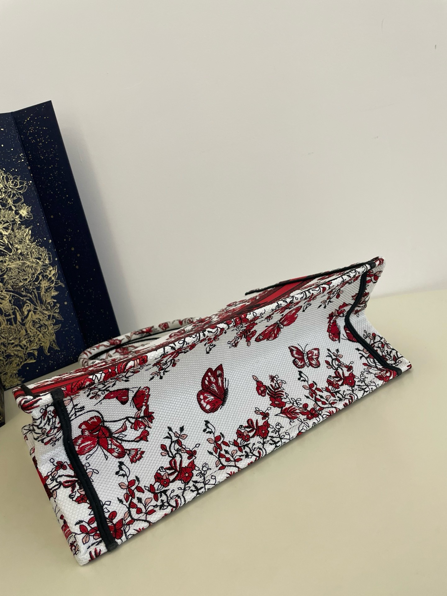 Bagsaaa D10r Lady Small Book Tote Red Butterfly Around The World Embroidery - 26x8x22cm