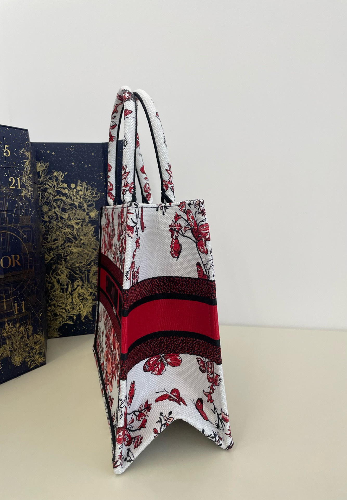Bagsaaa D10r Lady Medium Book Tote Red Butterfly Around The World Embroidery - 36x18x28cm