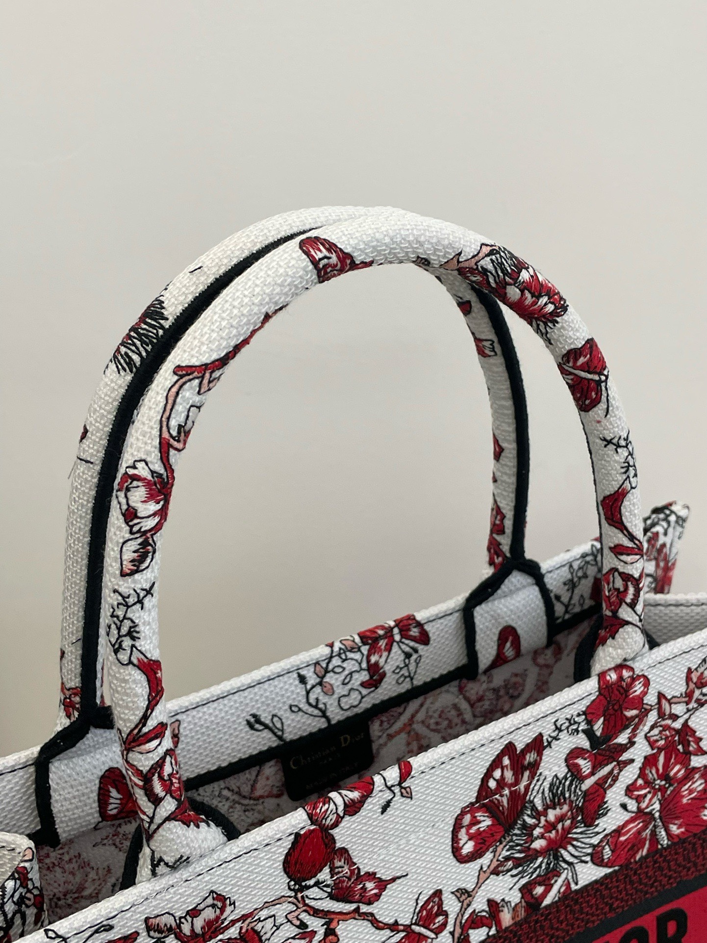 Bagsaaa D10r Lady Medium Book Tote Red Butterfly Around The World Embroidery - 36x18x28cm