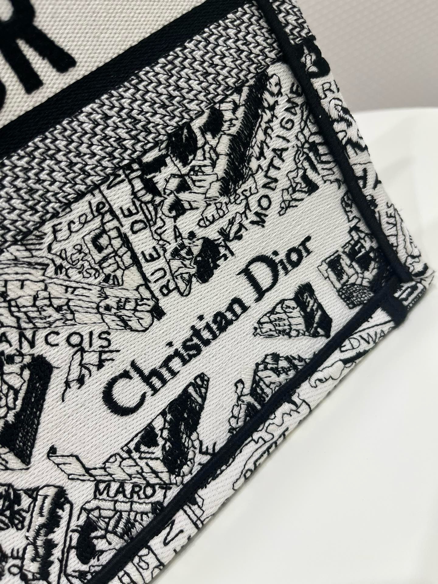Bagsaaa D10r Book Tote Medium Black Plan de Paris Embroidery - 36cm