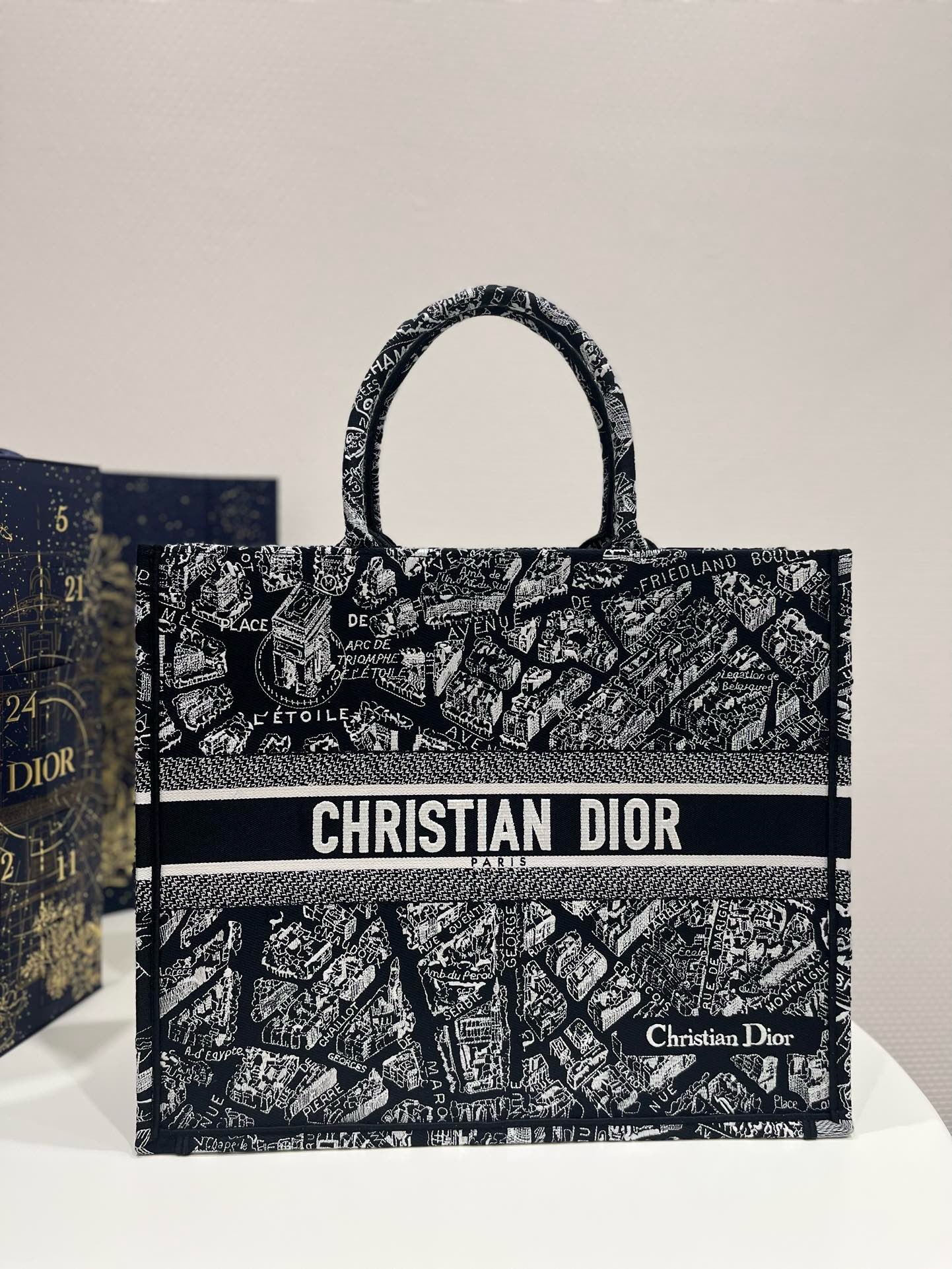 Bagsaaa D10r Book Tote Medium Black Plan de Paris Embroidery - 42cm