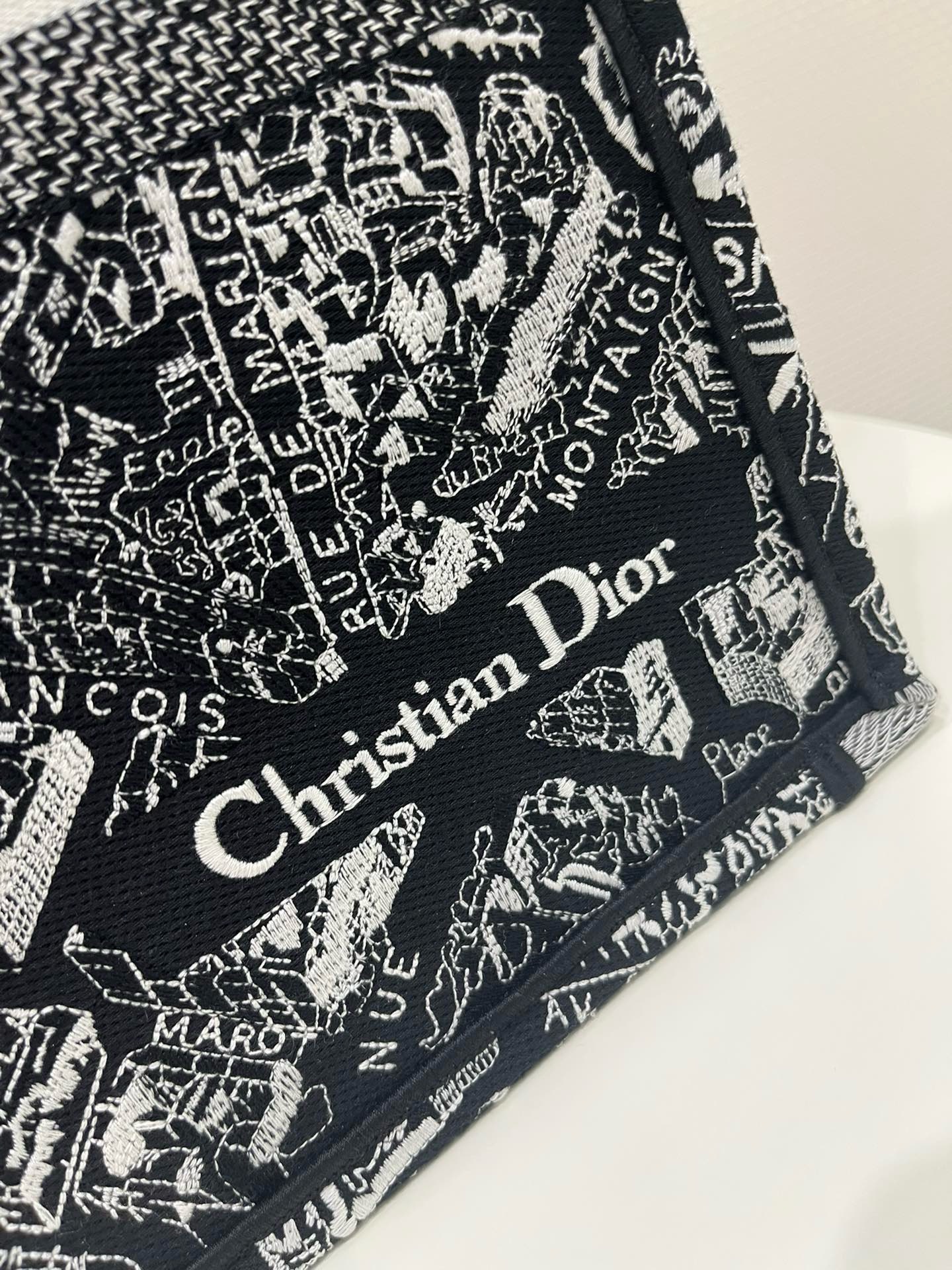 Bagsaaa D10r Book Tote Medium Black Plan de Paris Embroidery - 42cm