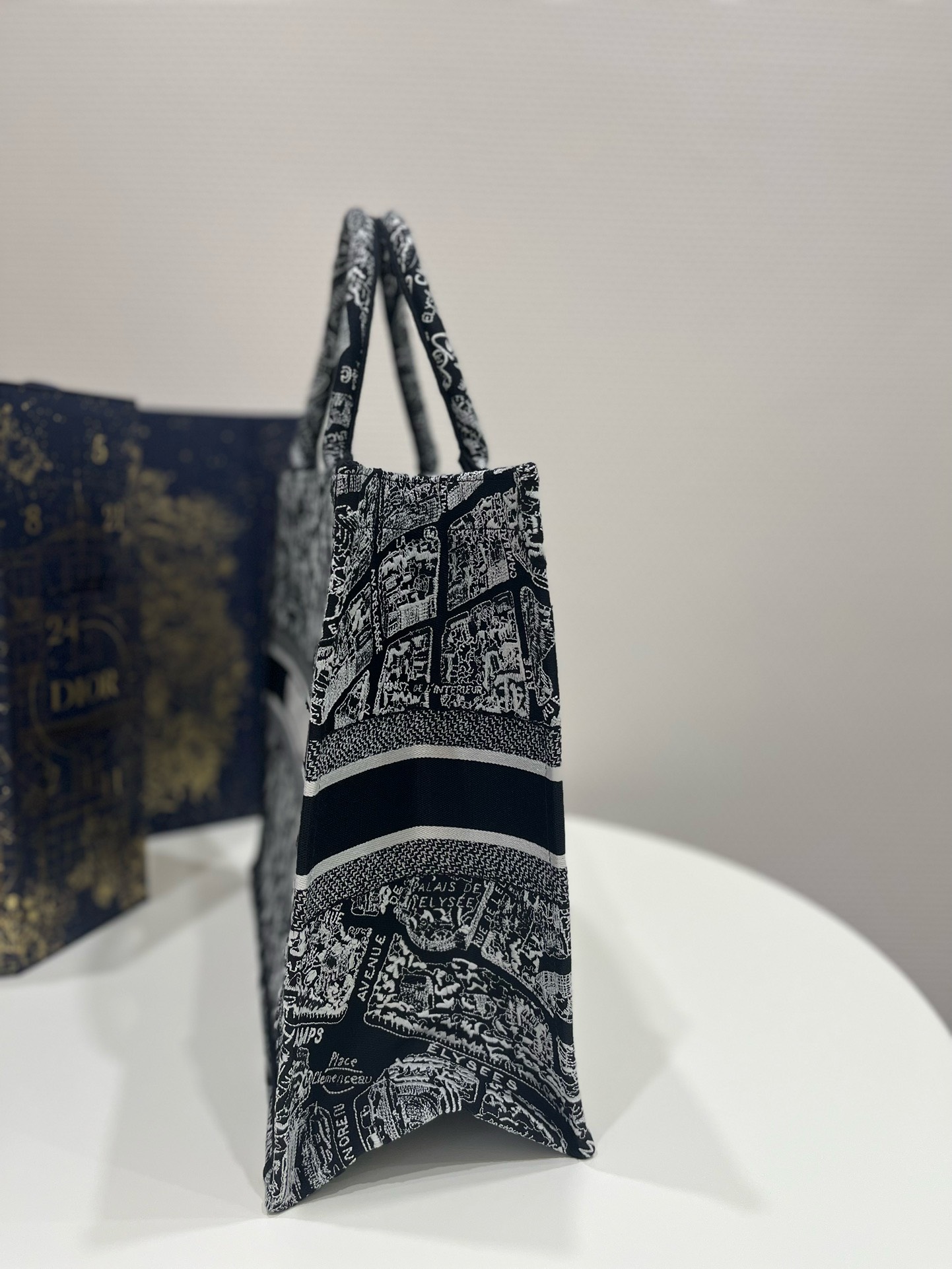 Bagsaaa D10r Book Tote Medium Black Plan de Paris Embroidery - 42cm