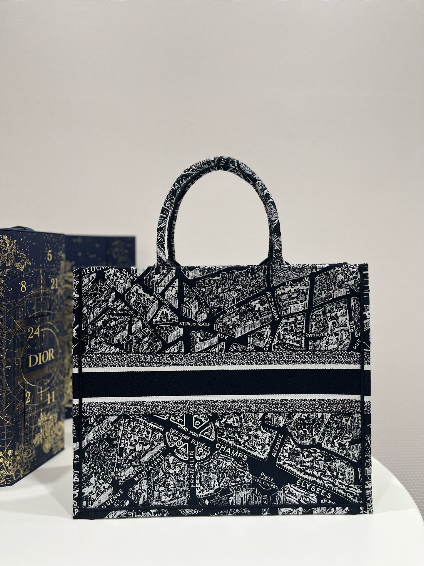 Bagsaaa D10r Book Tote Medium Black Plan de Paris Embroidery - 42cm