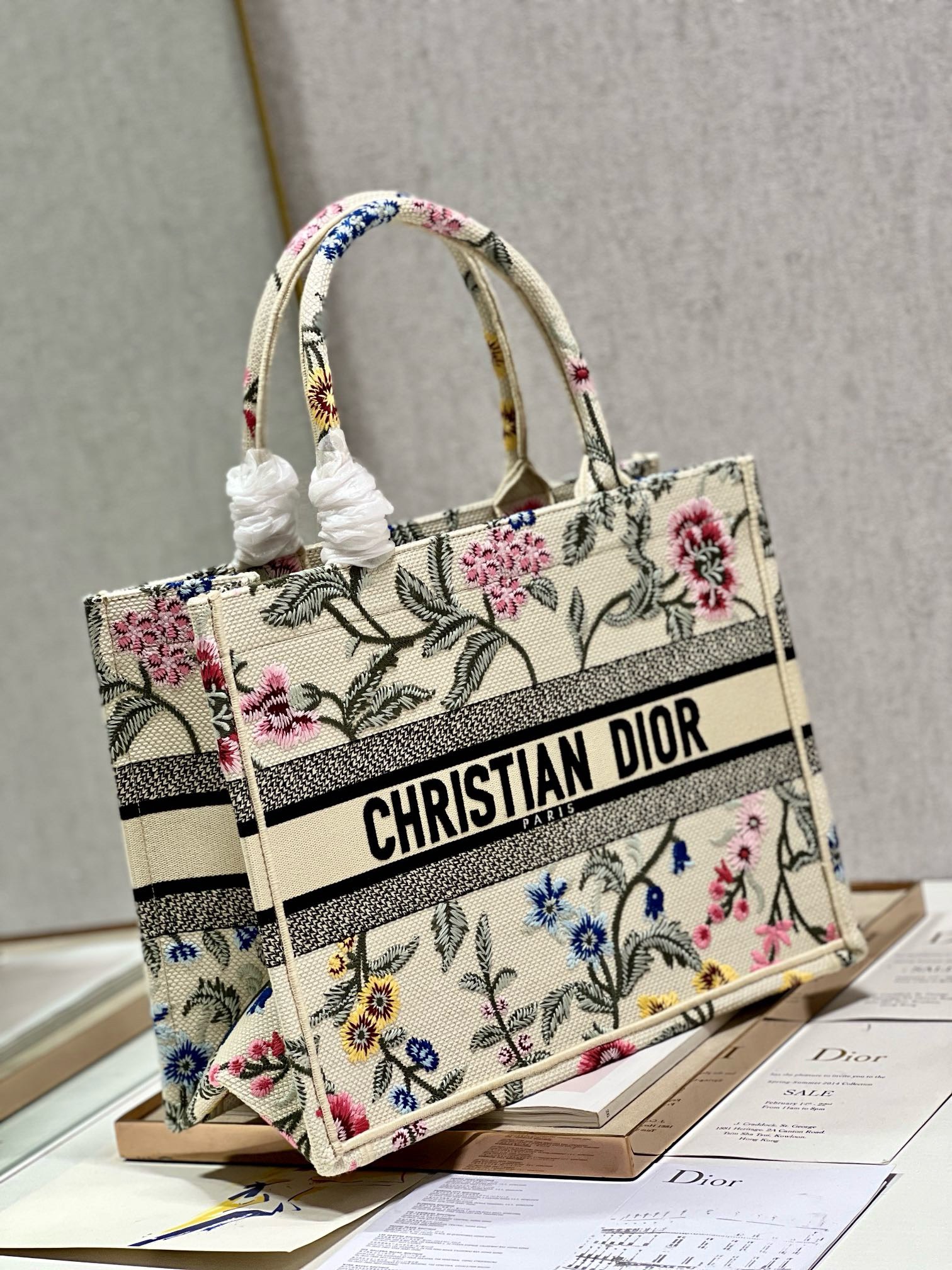 Bagsaaa D10r Medium White Petites Fleurs Embroidery Book Tote 36cm
