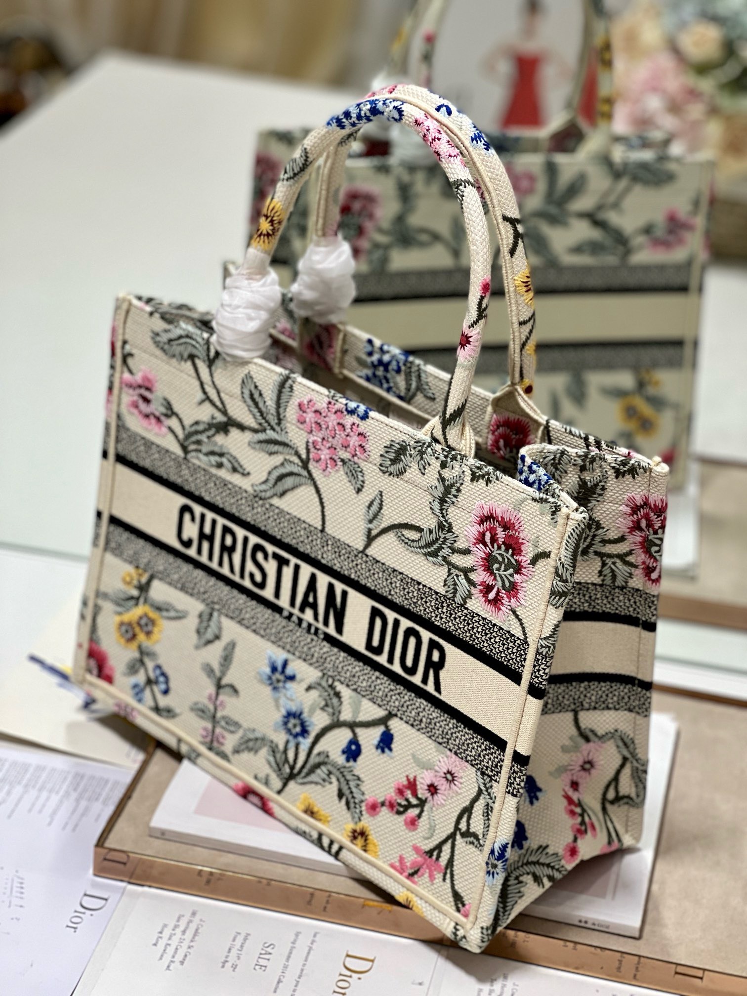 Bagsaaa D10r Medium White Petites Fleurs Embroidery Book Tote 36cm