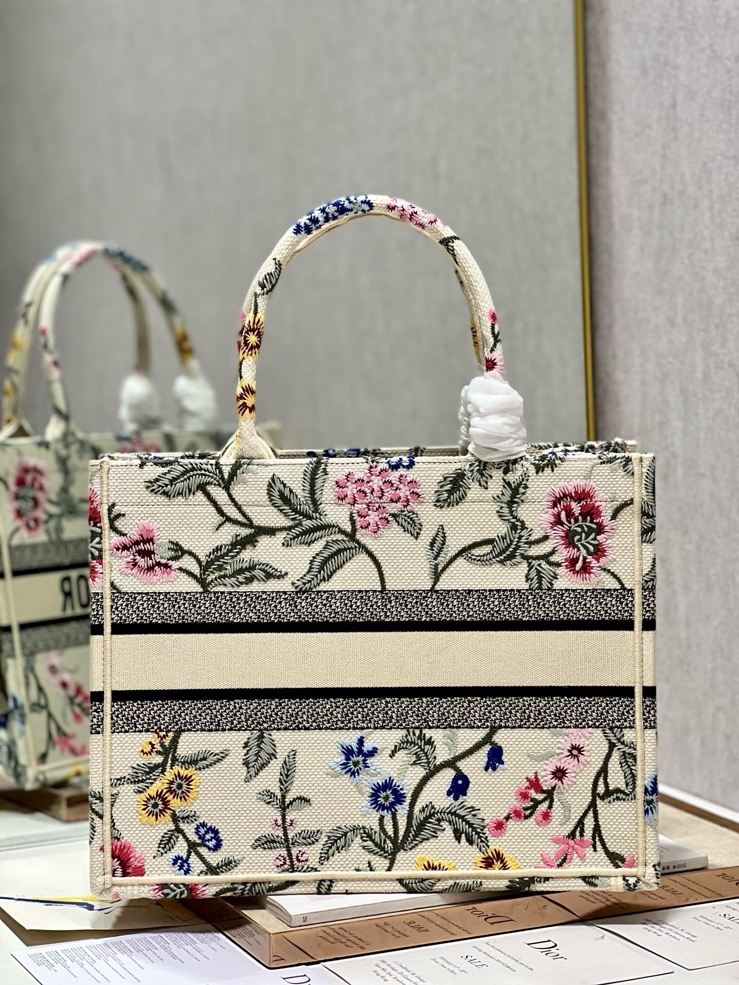 Bagsaaa D10r Medium White Petites Fleurs Embroidery Book Tote 36cm