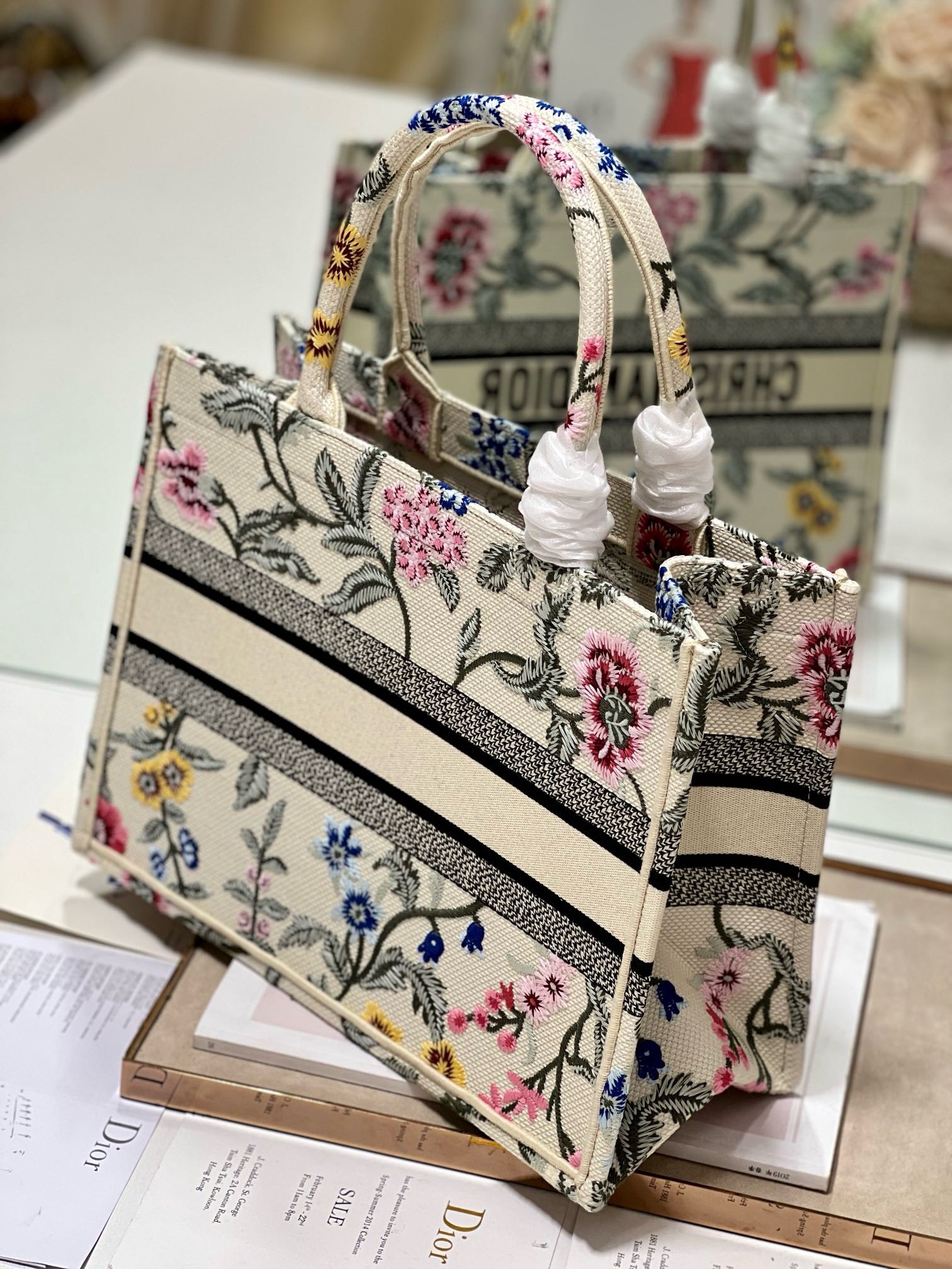 Bagsaaa D10r Medium White Petites Fleurs Embroidery Book Tote 36cm