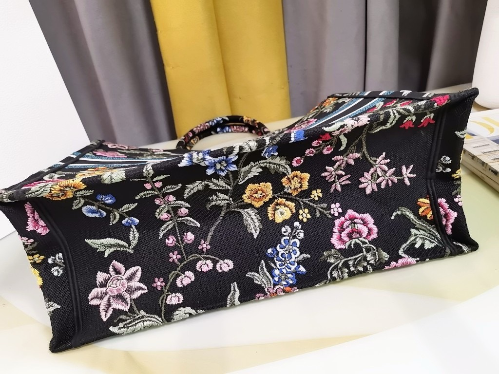 Bagsaaa D10r Large Black Petites Fleurs Embroidery Book Tote 42cm