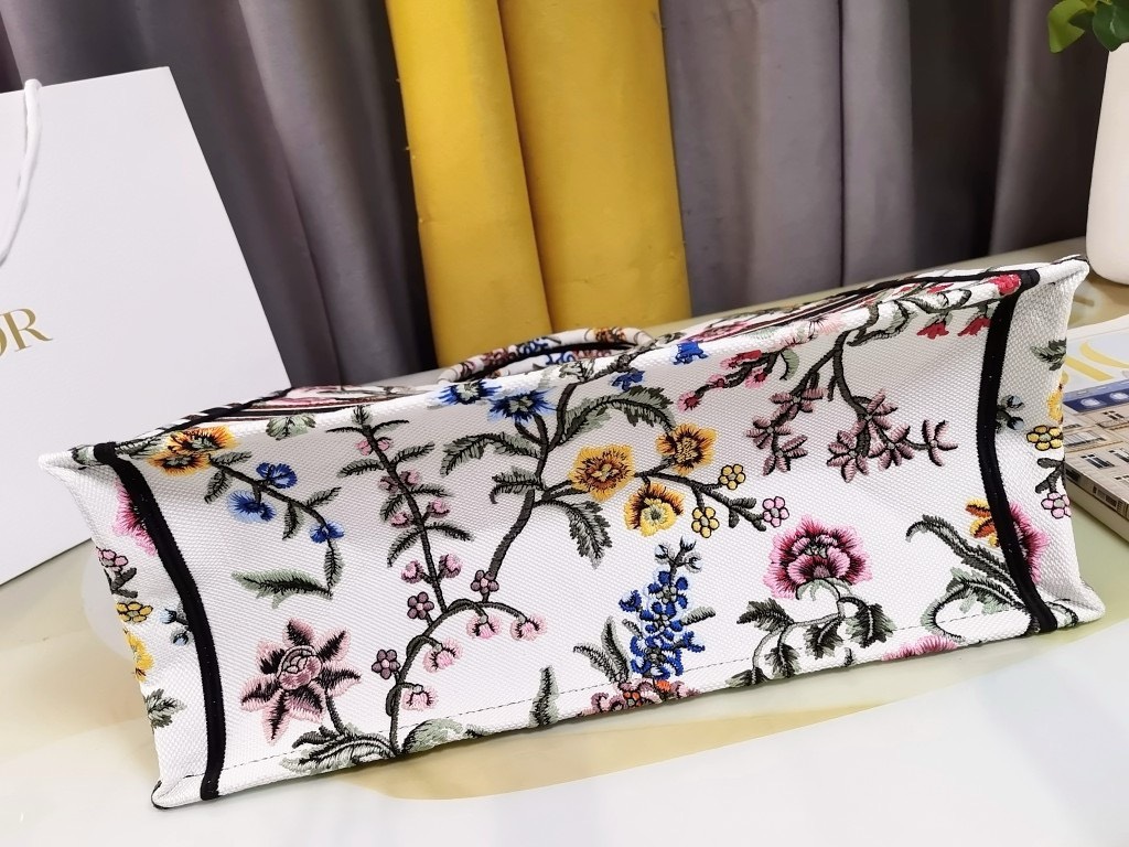 Bagsaaa D10r Large White Petites Fleurs Embroidery Book Tote 42cm
