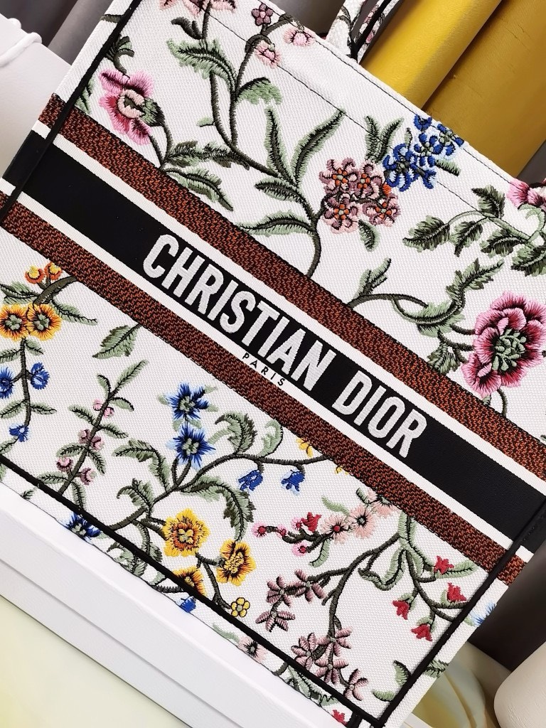 Bagsaaa D10r Large White Petites Fleurs Embroidery Book Tote 42cm