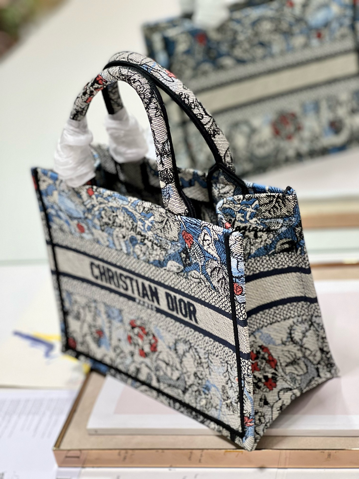 Bagsaaa D10r Small Blue Jardin Magique Embroidery Book Tote 26cm