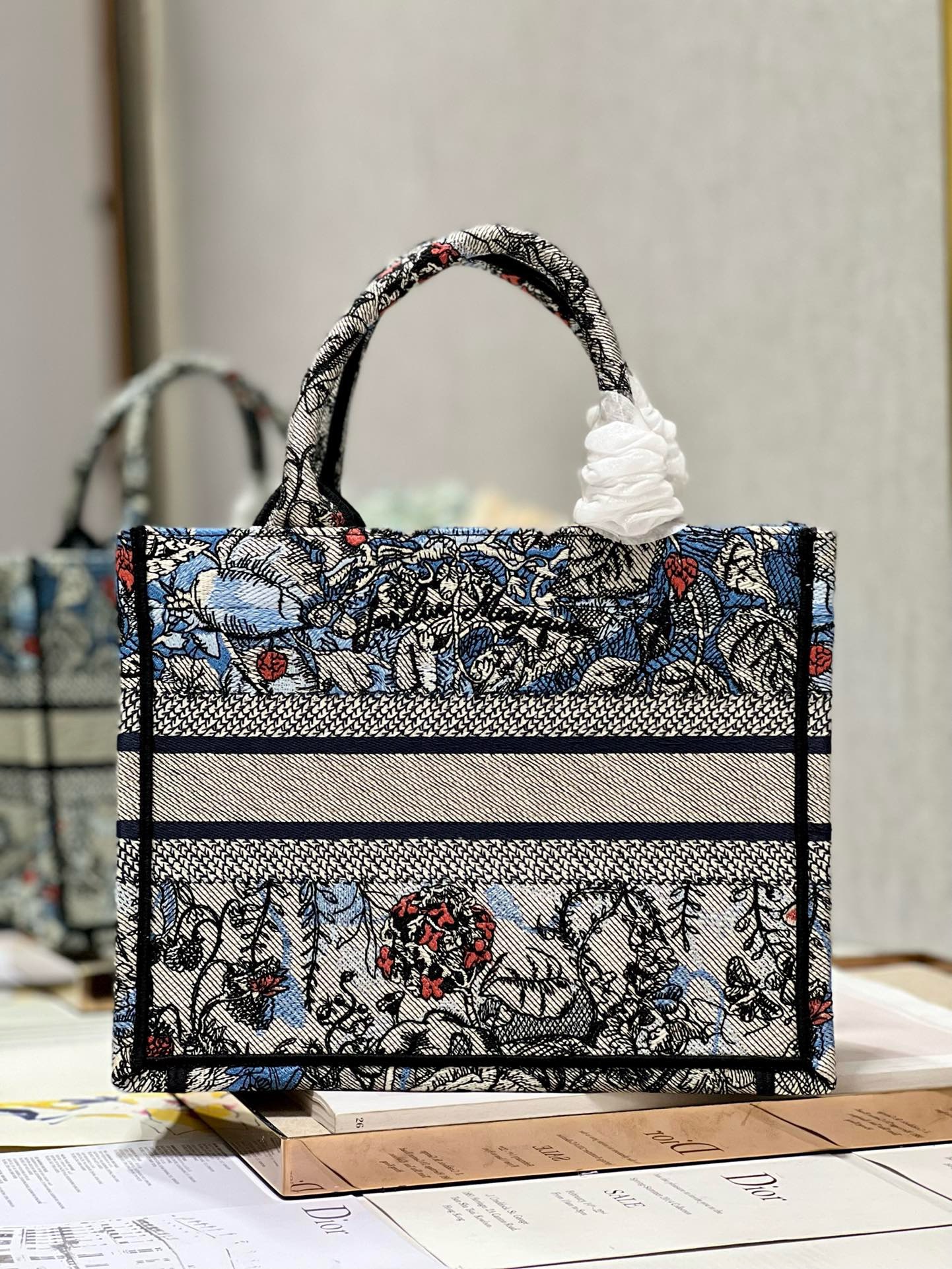 Bagsaaa D10r Small Blue Jardin Magique Embroidery Book Tote 26cm