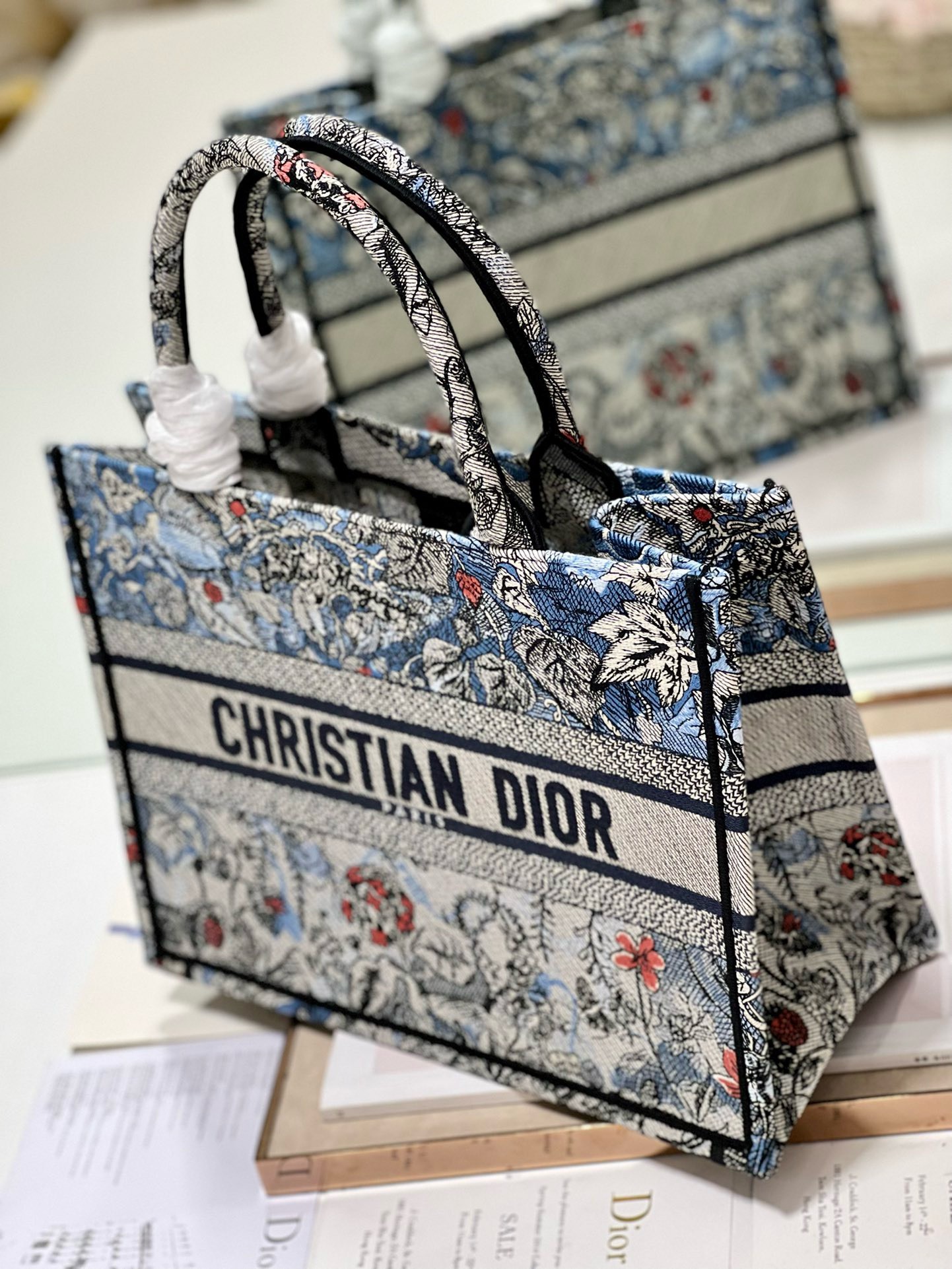 Bagsaaa D10r Medium Blue Jardin Magique Embroidery Book Tote 36cm