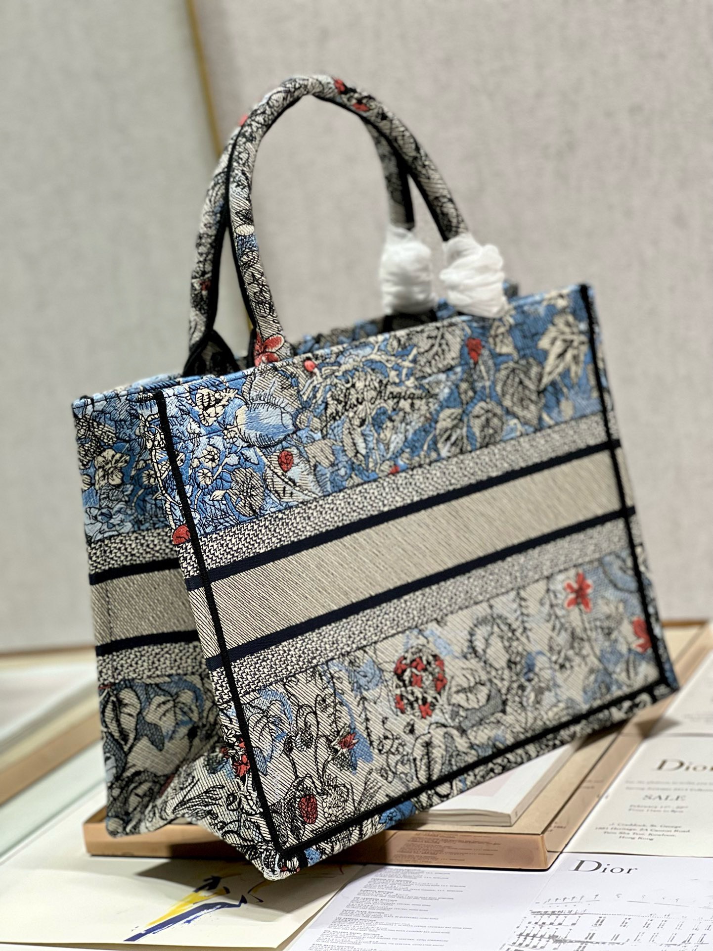 Bagsaaa D10r Medium Blue Jardin Magique Embroidery Book Tote 36cm