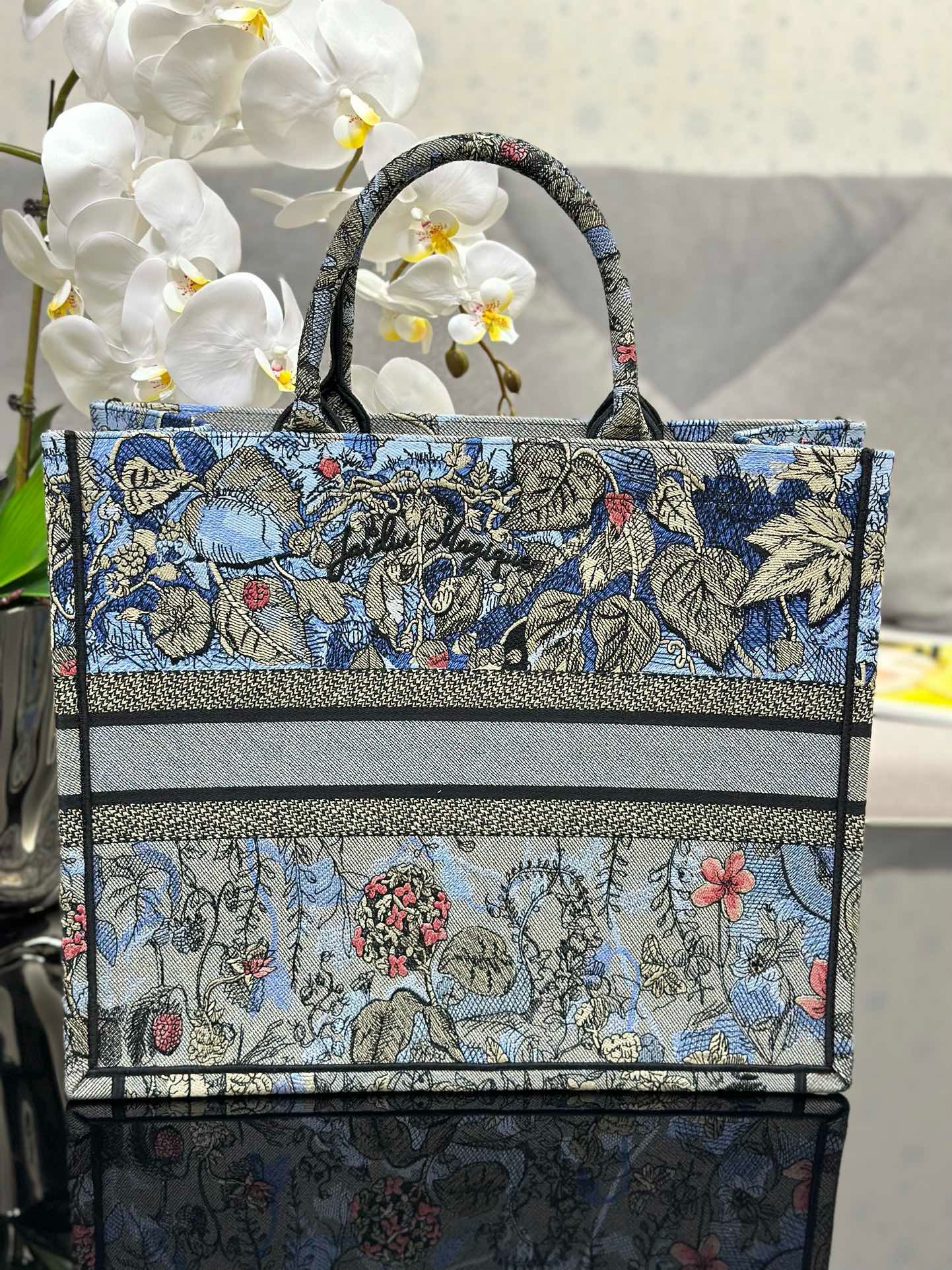 Bagsaaa D10r Large Blue Jardin Magique Embroidery Book Tote 42cm